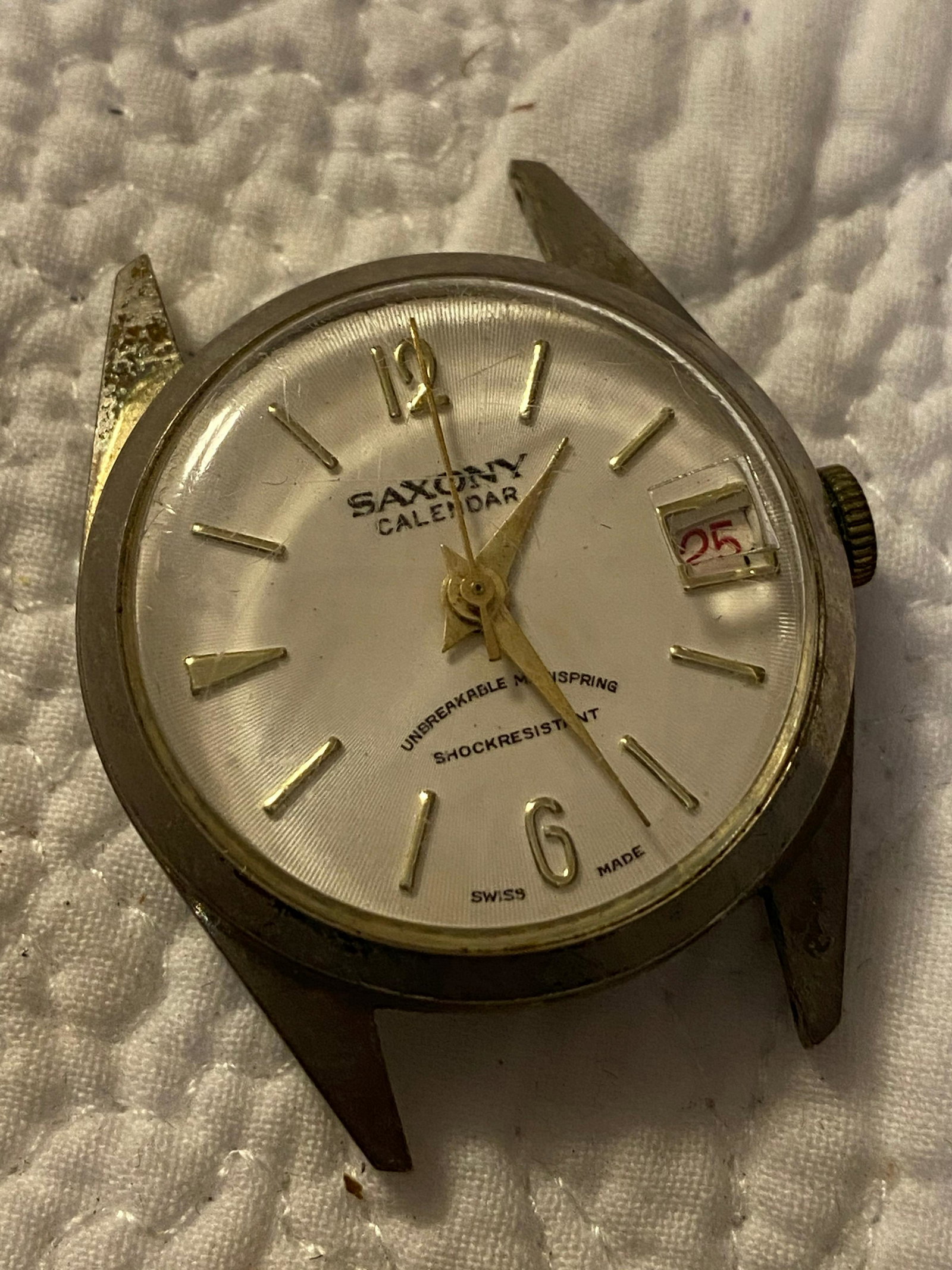 VINTAGE SAXONY CALENDAR MENS WATCH: VINTAGE SAXONY CALENDAR MENS WATCH. A GREAT ADDITION TO YOUR COLLECTION.