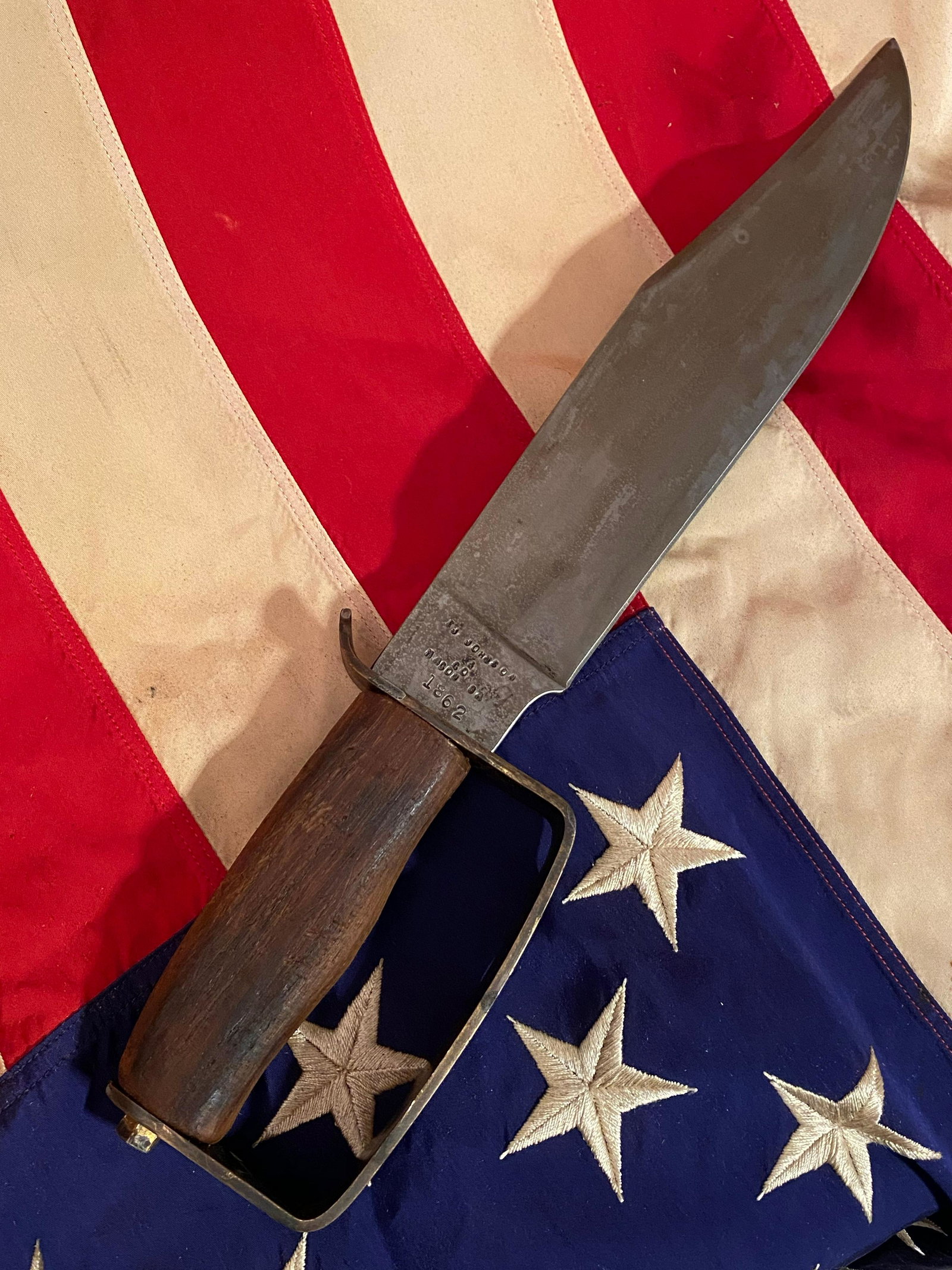CIVIL WAR 1862 MACON, GA CONFEDERATE BOWIE KNIFE: CIVIL WAR DATED 1862 MACON, GA CONFEDERATE BOWIE KNIFE. IN EXCELELNT OVERALL SHAPE AND CONDITION WITH A BEAUTIFUL OVERALL PATINA. DATED 1862 AND MACON, GA WITH MAKER MARKS. WOOD SHOWS WEAR AND TEAR. P