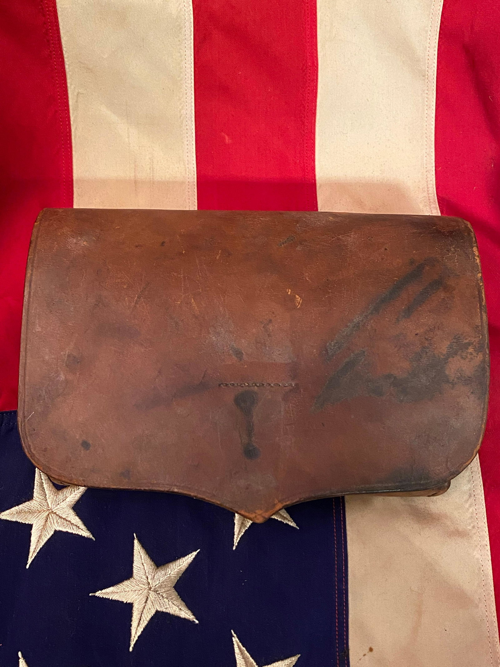 CIVIL WAR CONFEDERATE 1865 WATERTOWN ARSENAL CARTRIDGE: CIVIL WAR CONFEDERATE 1865 WATERTOWN ARSENAL CARTRIDGE BOX. IN GOOD OVERALL SHAPE AND CONDITION WITH GREAT SIGNS OF BATTLE USE. HAS A BEAUTIFUL PATINA THROUGHOUT THE CARTRIDGE BOX. PLEASE VIEW ALL DET