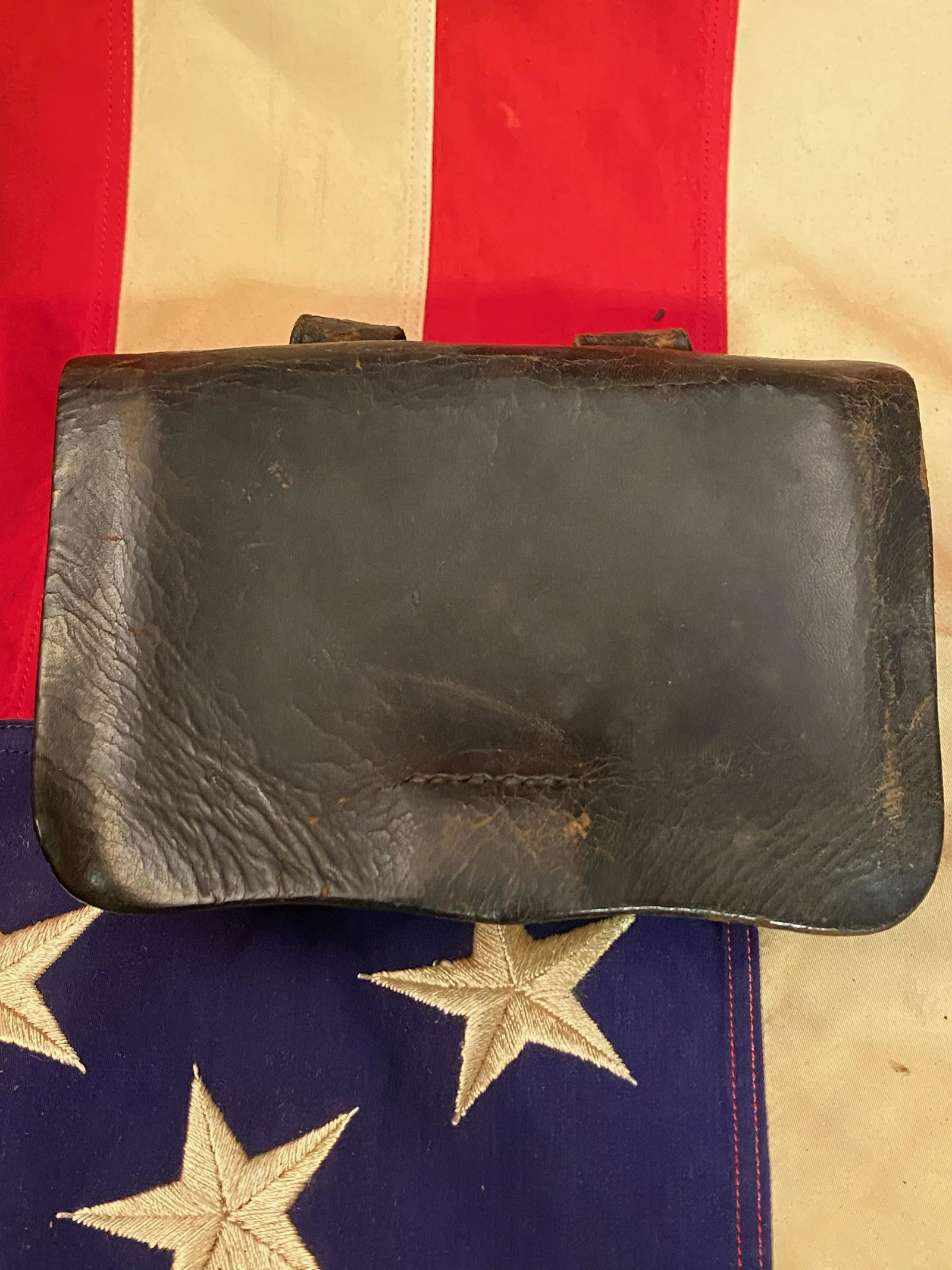 CIVIL WAR E. GAYLORD CHICOPEE, MASS CARTRIDGE BOX: CIVIL WAR E. GAYLORD CHICOPEE, MASS CARTRIDGE BOX. IN EXCELLENT SHAPE AND OVERALL CONDITION WITH A BEATIFUL OVERALL PATINA. SHOWS HEAVY SIGNS OF BATTLE USE. COMES FROM A BIG COLLECTION. A GREAT FIND A