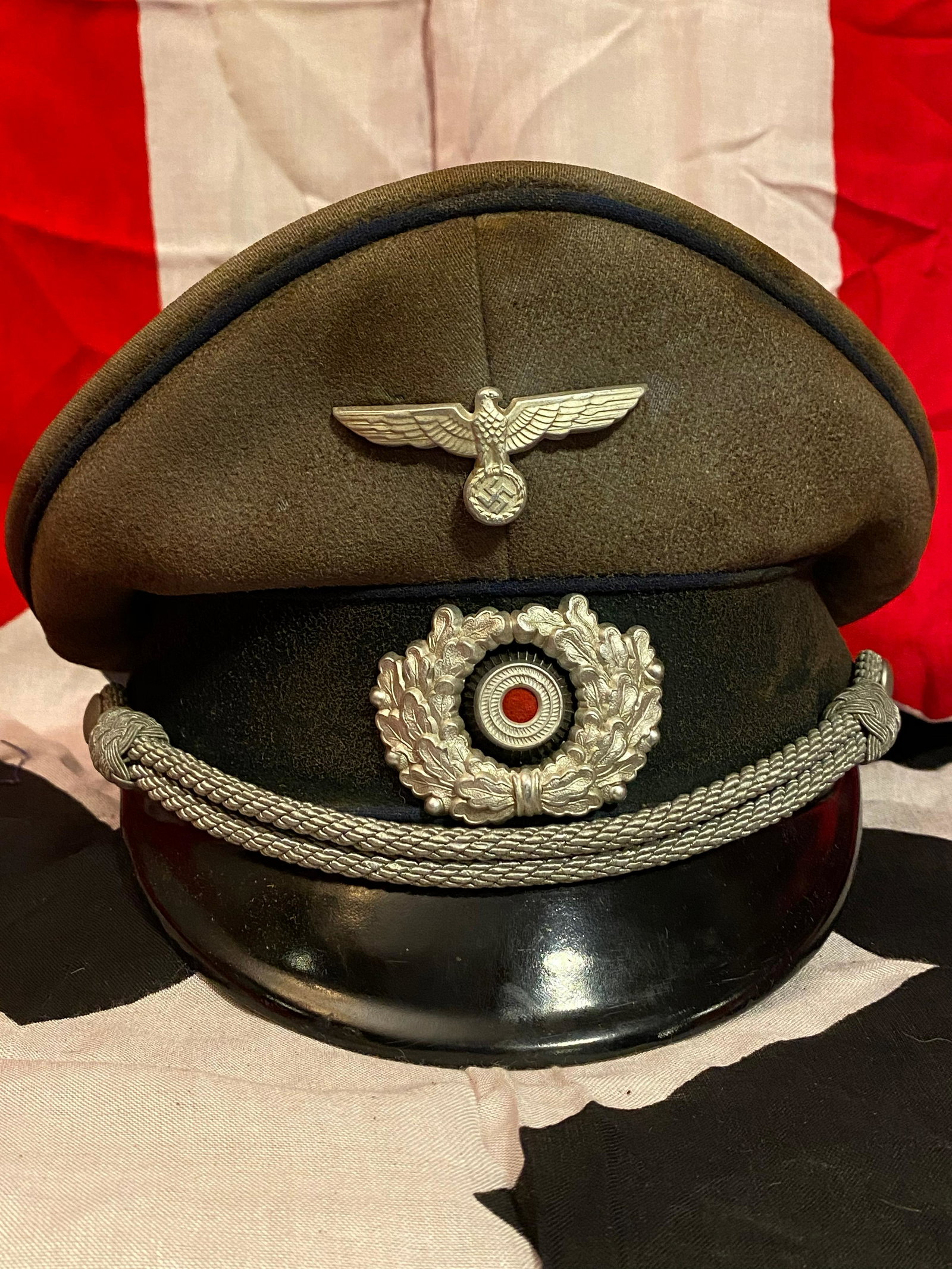 WW2 GERMAN ARMY MEDICAL OFFICER VISOR CAP: WW2 GERMAN ARMY MEDICAL OFFICER VISOR CAP. THE CAP HAS A FINE SADDLE SHAPE WITH THE EAGLE AND WREATH ON THE FRONT OF THE CAP. THE CAP BAND AND CROWN ARE PIPED IN THE CORNFLOWER BLUE COLOR OF THE MEDIC