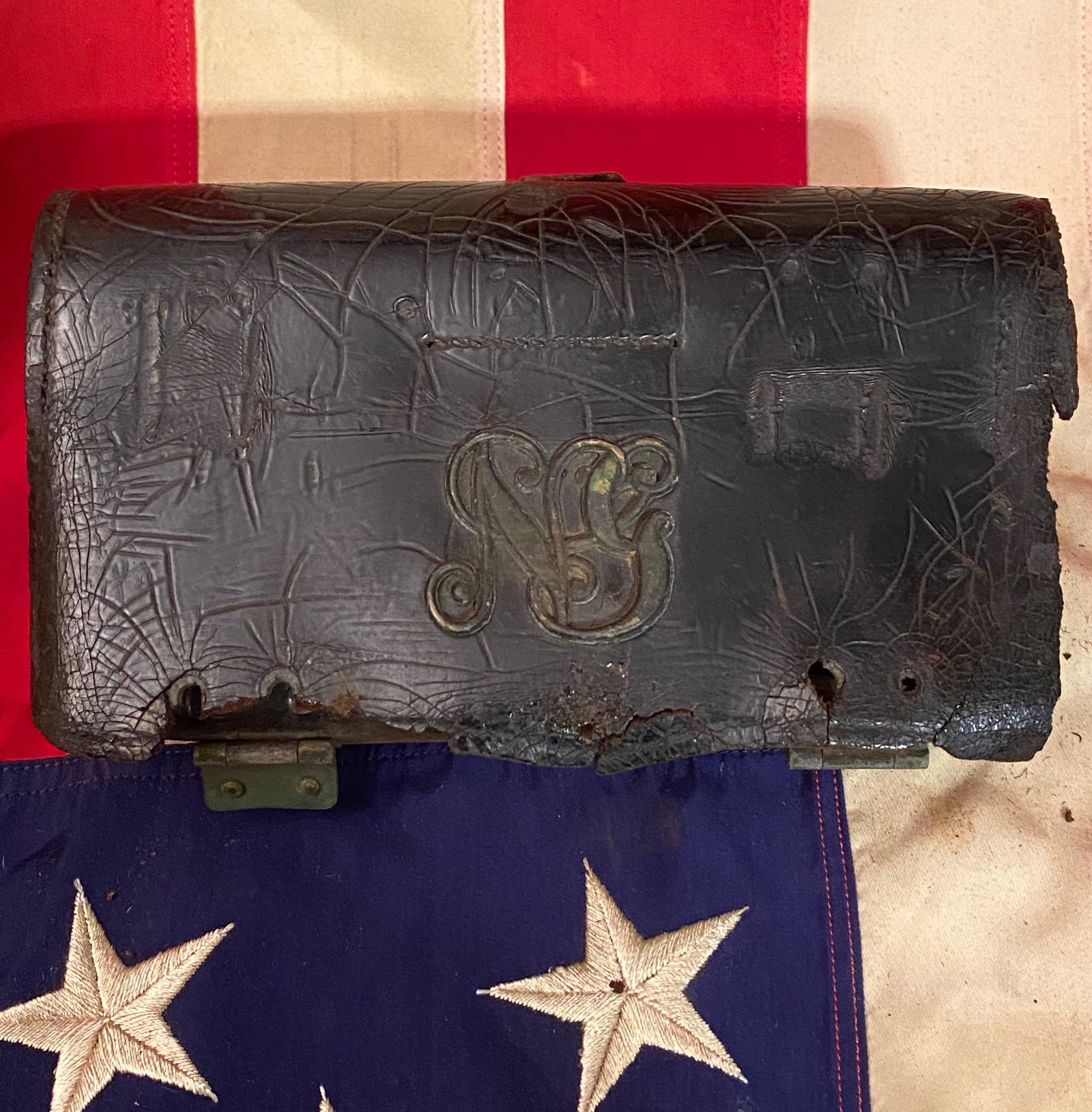 SCARCE CIVIL WAR NY CARTRIDGE BOX: SCARCE CIVIL WAR NY CARTRIDGE BOX. IN OK CONDITION FOR ITS AGE. THE BOX HAS A SPLIT IN BETWEEN BUT IS STILL ATTCHED BY THE LEATHER FLAP. PLEASE VIEW ALL DETAILED PICTURES. A GREAT FIND AND AN EXCELLEN