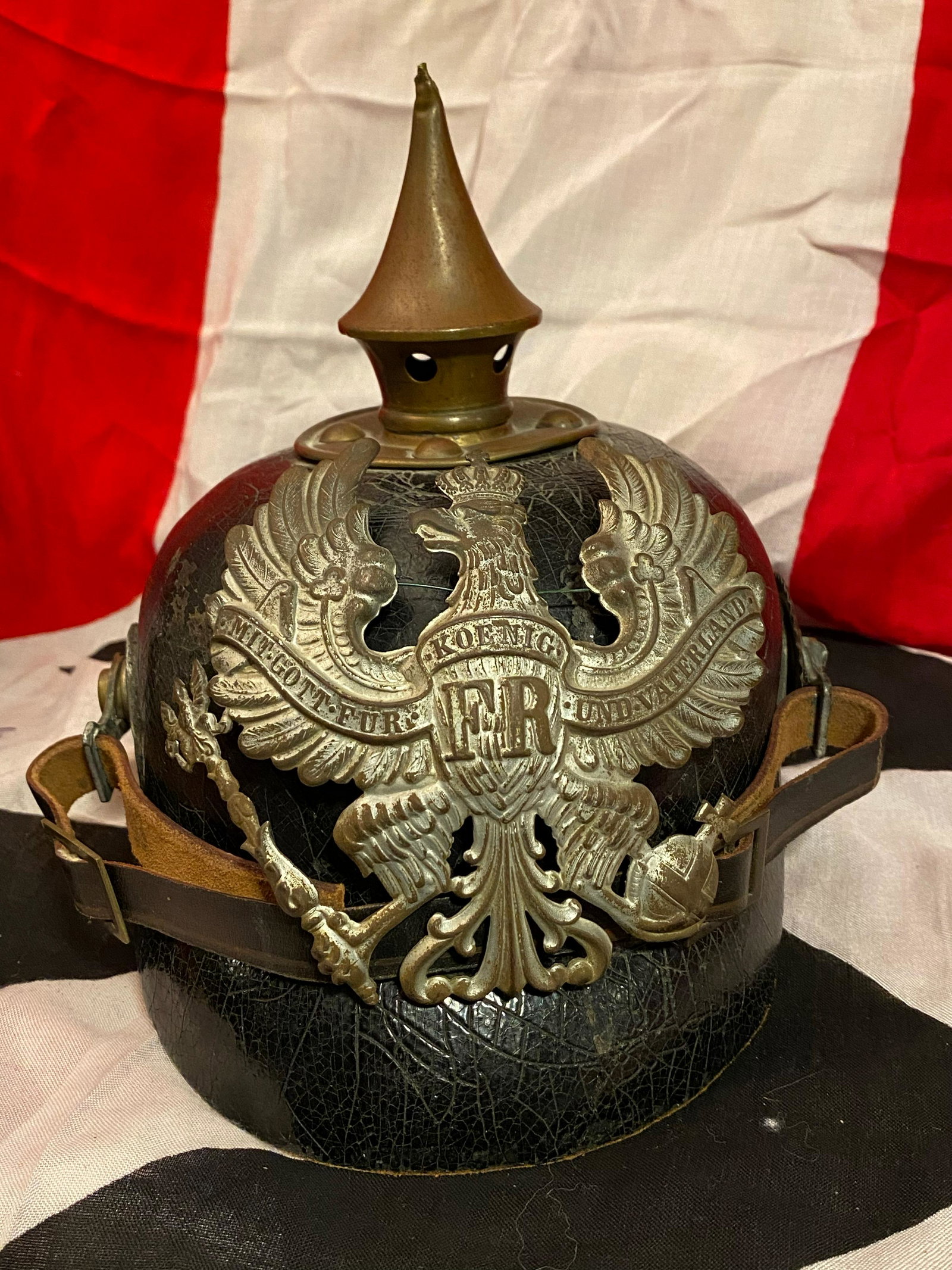ORIG. WW1 GERMAN M1915 PICKELHAUBE SPIKED HELMET: ORIG. WW1 GERMAN M1915 PICKELHAUBE SPIKED HELMET. IMPERIAL PRUSSIAN ENLISTED MAN'S PICKELHAUBE. THIS HELMET FEATURES A ZINC FRONTPLATE (WAPPEN) WITH THE PRUSSIAN STATE EAGLE CLUTCHING A SCEPTER AND CR