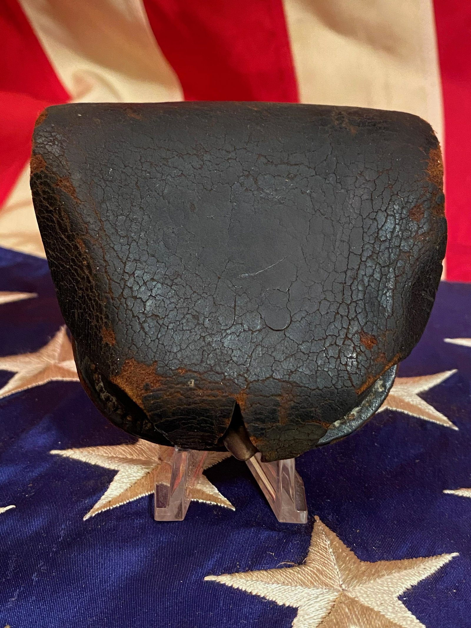 AUTH. CIVIL WAR CAP BOX: AUTH. CIVIL WAR CAP BOX - ORIGINS (N.Y.) PURCHASED FROM A LARGE COLLECTION. PROBABLY ORIGINALLY FROM N.Y. IN FAIR SHAPE AND CONDITION FOR ITS AGE. A GREAT FIND AND AN EXCELLENT ADDITION TO YOUR COLLEC