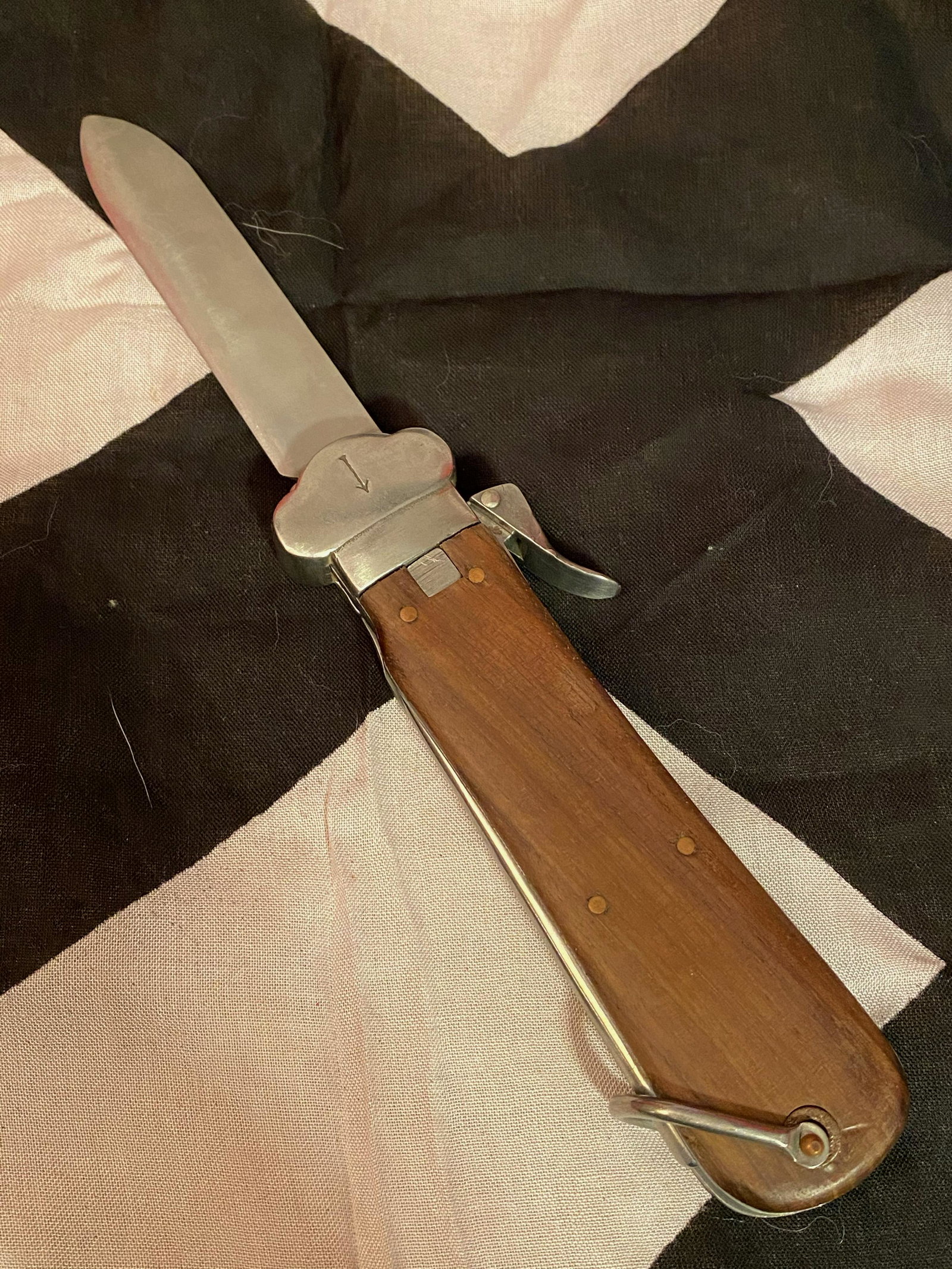 WW2 GERMAN NAZI PARATROOPER GRAVITY KNIFE: WW2 GERMAN NAZI PARATROOPER GRAVITY KNIFE. IN GOOD OVERALL SHAPE AND CONDITION. OPENS AND CLOSES FREELY WITH NO PROBLEMS. IN GOOD SHAPE AND CONDITION. PLEASE VIEW PICTURES. A GREAT FIND AND AN EXCELLE