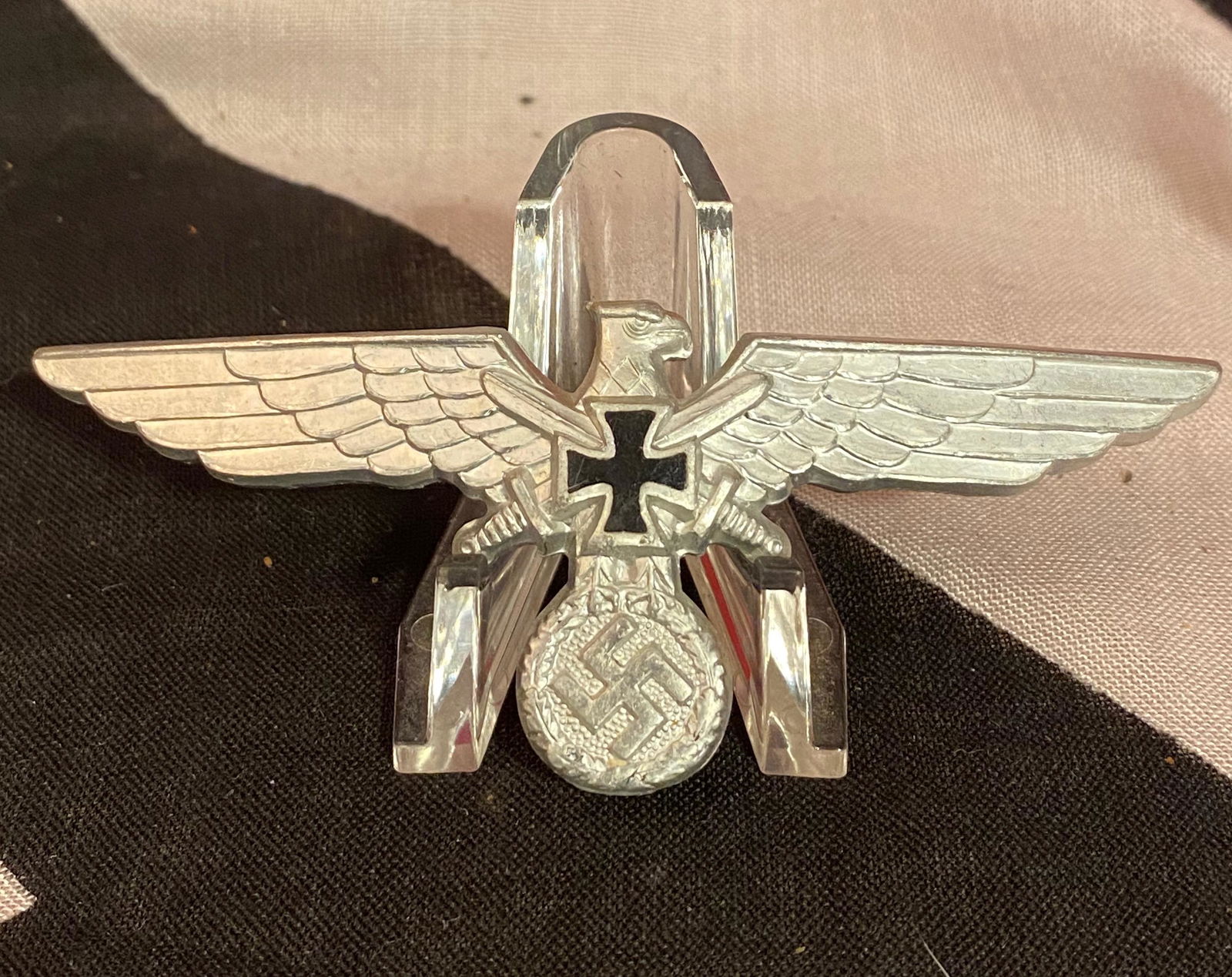 WW2 GERMAN IRON CROSS HAT PIN BADGE W/MAKER MARKS: WW2 GERMAN IRON CROSS HAT PIN BADGE W/MAKE MARKS. GUARANTEED 100% AUTHENTIC. IN MINT OVERALL SHAPE AND CONDITION. PLEASE VIEW ALL DETIALED PICTURES. A GREAT FIND AND AN EXCELLENT ADDITION TO YOUR COLL