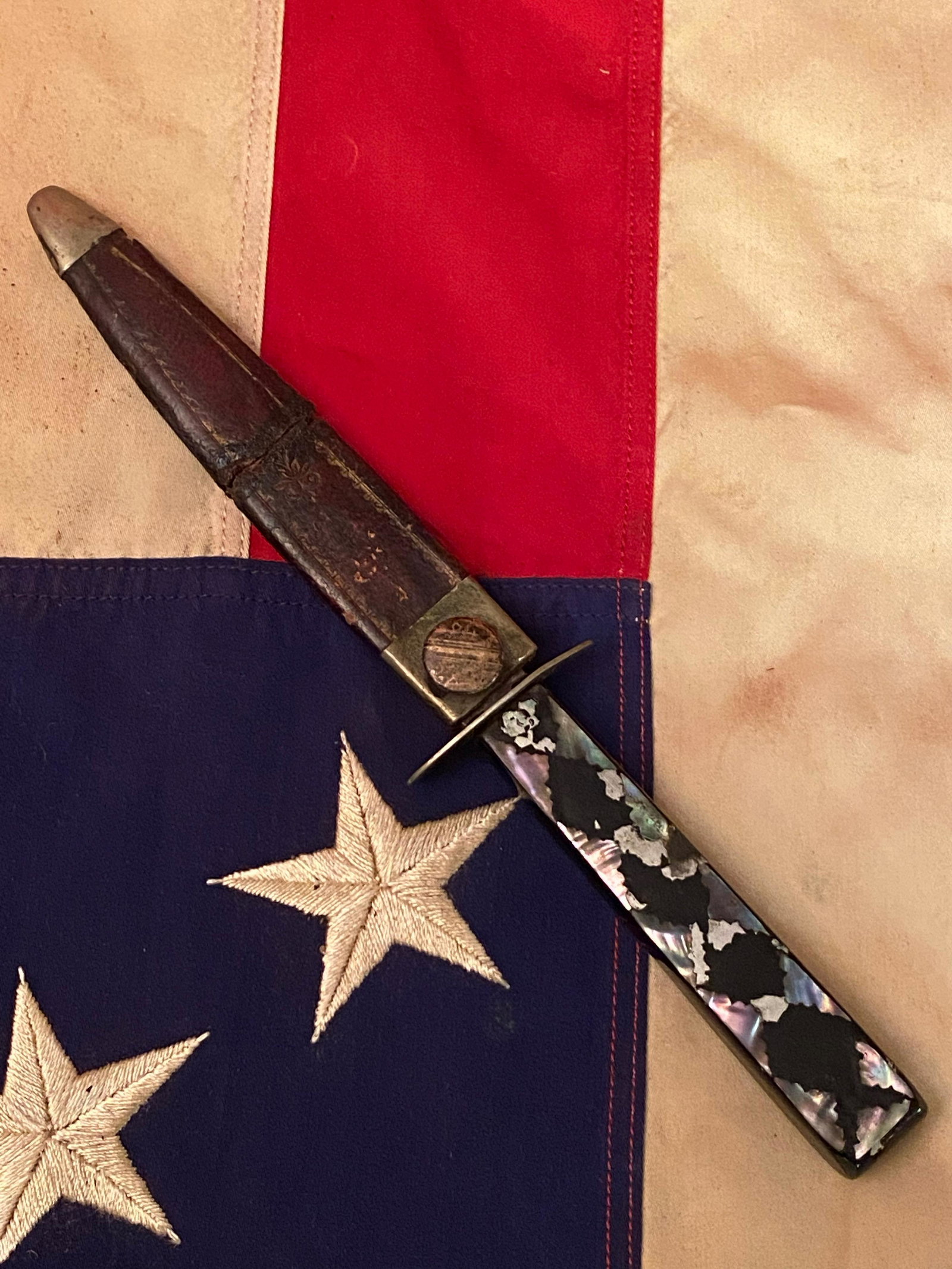 CIVIL WAR ETCHED BLADE OFFICERS BOWIE DIRK DAGGER: CIVIL WAR ETCHED BLADE OFFICERS BOWIE DIRK DAGGER. THIS IS A VERY RARE FIND. PROBABLY USED AS A BOOT KNIFE DURING THE CIVIL WAR TIME PERIOD. HAS A NICE DOUBLE ETCHED ON ONE SIDE THAT STATES "NEVER DRA