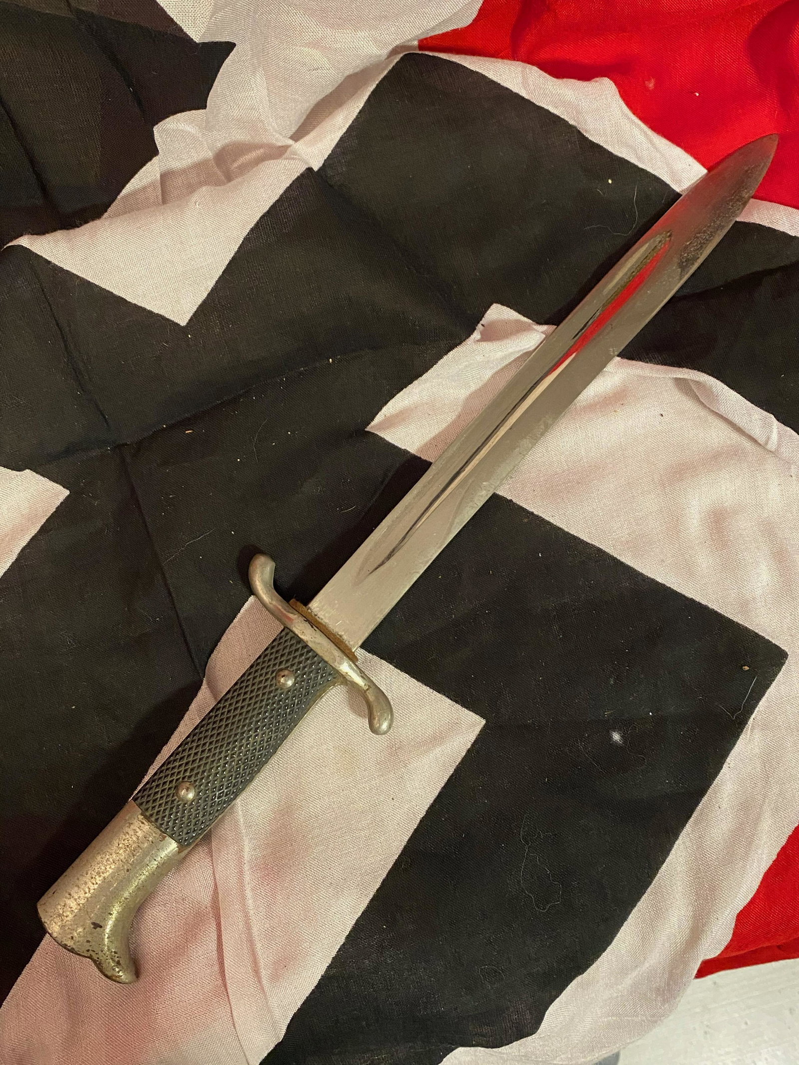 WW2 GERMAN POLICE BAYONET: WW2 GERMAN POLICE BAYONET. IN GOOD OVERALL SHAPE AND CONDITION WITH A BEAUTIFUL OVERALL PATINA. A GREAT FIND AND AN EXCELLENT ADDITION TO YOUR COLLECTION.