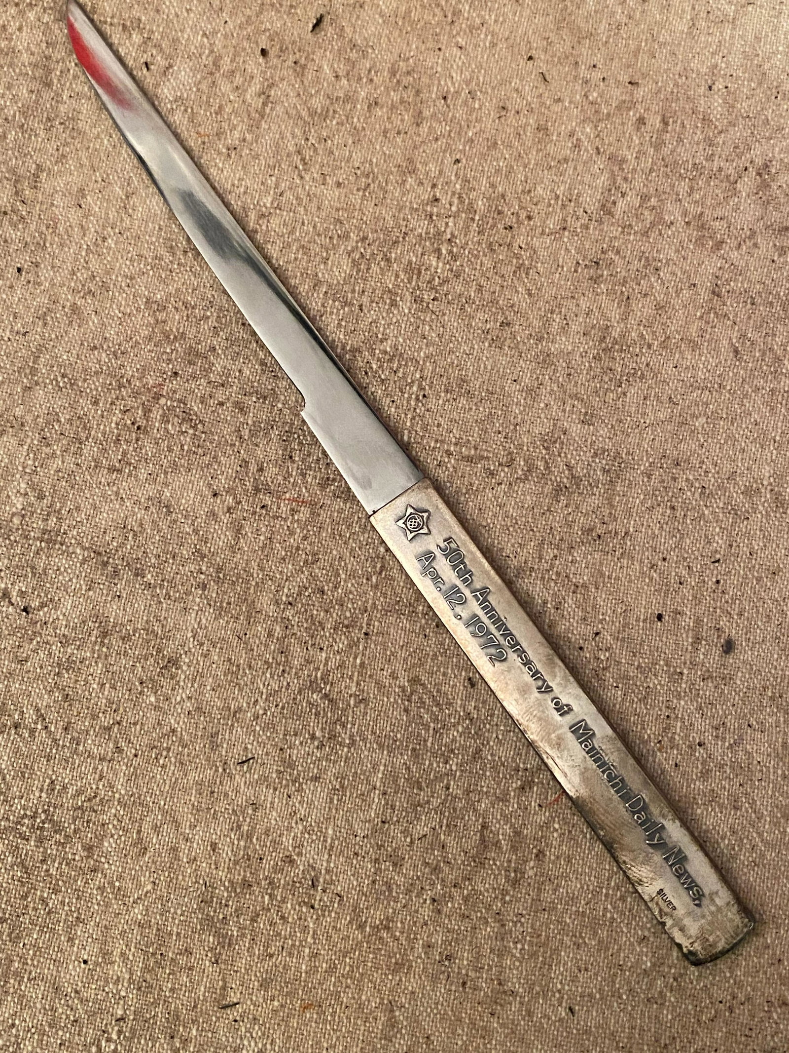 1972 KODZUKA ADVERTISEMENT OF MAINICHI DAILY NEWS: 1972 KODZUKA ADVERTISEMENT OF MAINICHI DAILY NEWS. THE HANDLE IS MADE OUT OF SILVER. PLEASE VIEW PICTURES. A GREAT FIND AND AN EXCELLENT ADDITION TO YOUR COLLECTION.