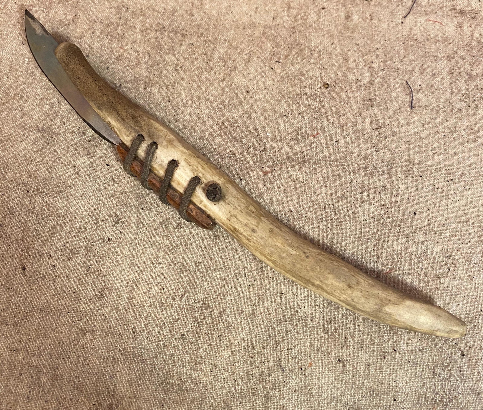 1800's NATIVE AMERICAN HAND-MADE DAGGER: 1800's NATIVE AMERICAN HAND-MADE DAGGER. WAS USED FOR HUNTING/FIGHTING. HAS A BEAUTIFUL OVERALL PATINA. THE BLADE IS STILL SHARP. VERY WELL MADE AND IN MINT CONDITION. A GREAT FIND AND AN EXCELLENT AD