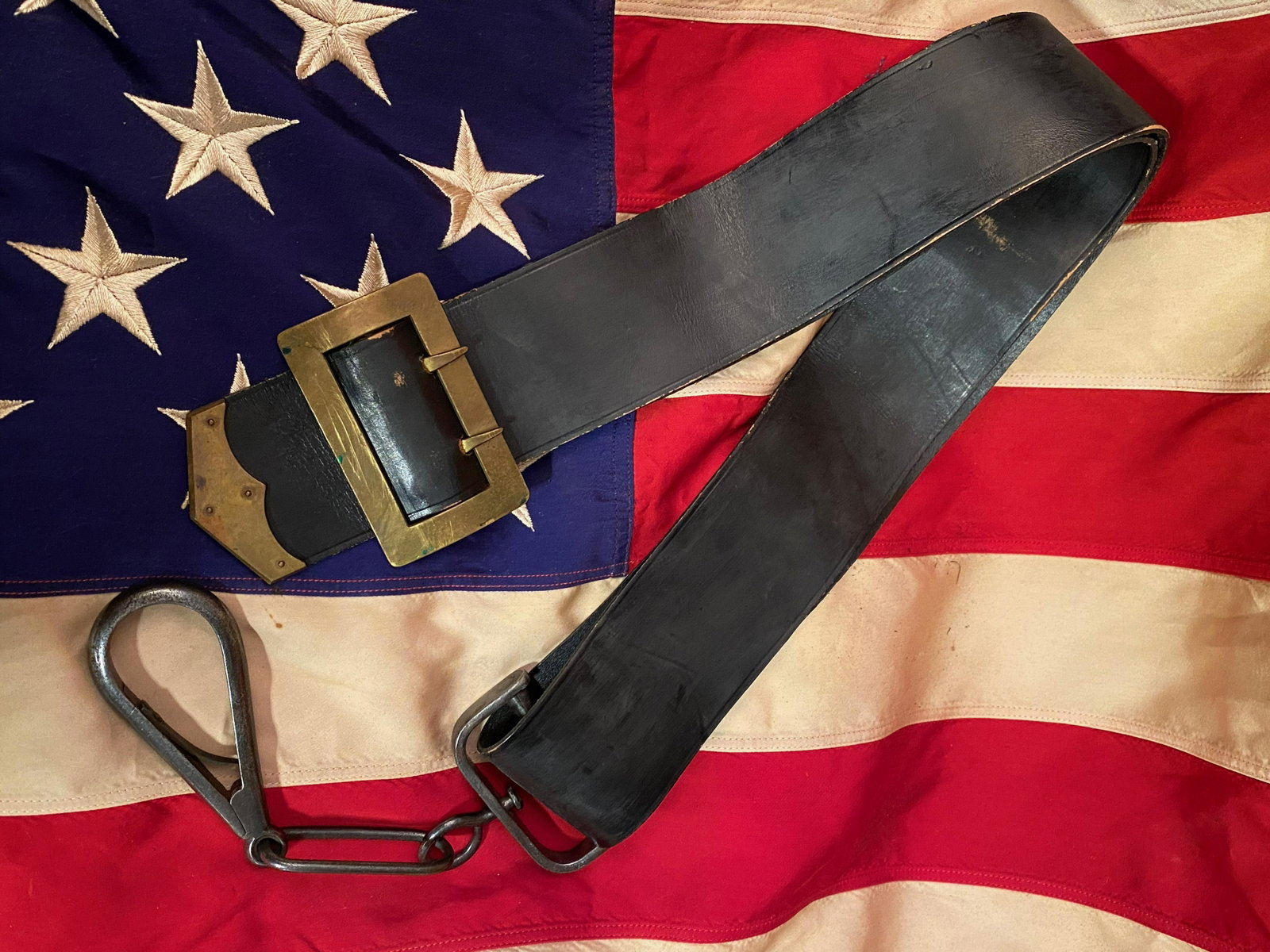 RARE CIVIL WAR U.S. CONFEDERATE CARBINE SLING: RARE CIVIL WAR U.S. CONFEDERATE CARBINE SLING. IN EXCELLENT OVERALL SHAPE AND CONDITION WITH A BEAUTIFUL OVERALL PATINA. PLEASE VIEW ALL DETAILED PICTURES. A GREAT FIND AND AN EXCELLENT ADDITION TO YO