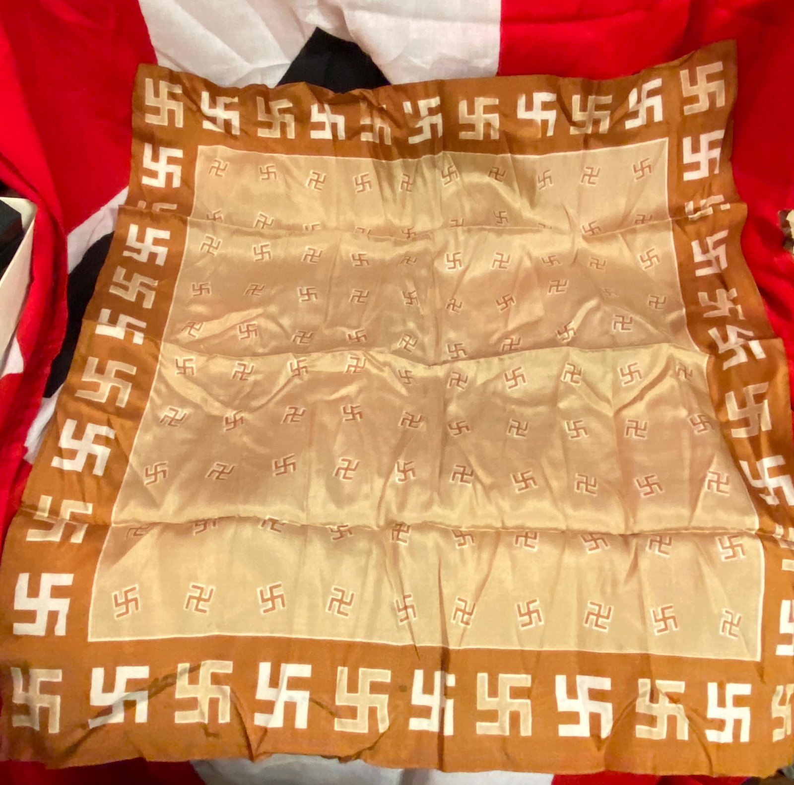 AUTH. WW2 GERMAN OFFICERS HANDKERCHIEF: AUTH. WW2 GERMAN OFFICERS HANDKERCHIEF. IN EXCELLENT OVERALL SHAPE AND CONDITION WITH A BEAUTIFUL OVERALL PATINA. A GREAT FIND AND AN EXCELLENT ADDITION TO YOUR COLLECTION. THIS HANDKERCHIEF IS MINT. 