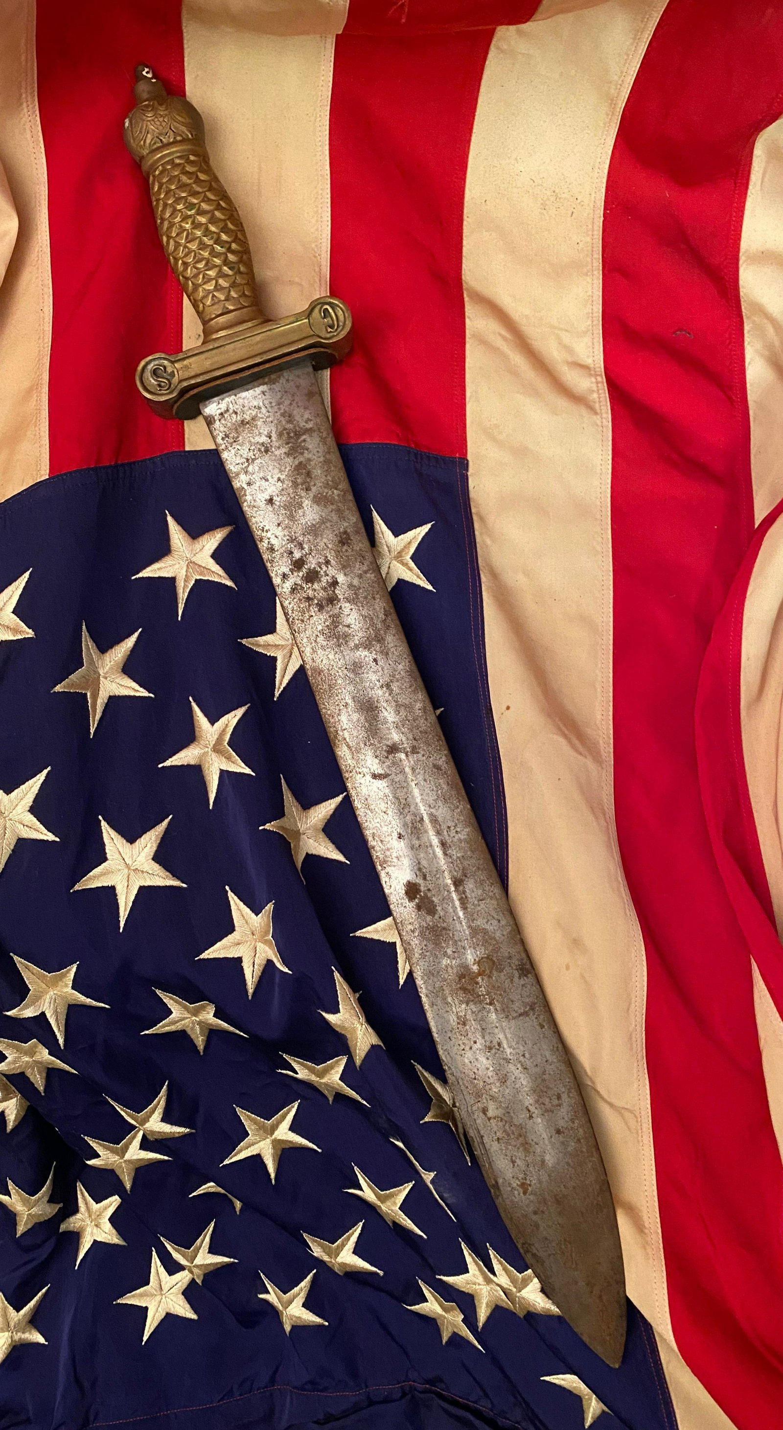 RARE CIVIL WAR CONFEDERATE C.S. ARTILLERY SWORD: RARE CIVIL WAR CONFEDERATE C.S. ARTILLERY SWORD. IN EXCELLENT OVERALL SHAPE AND CONDITION WITH A BEAUTIFUL OVERALL PATINA. HAS THE C.S. MARKINGS ON THE HANDLE WITH THE CONFEDERATE EAGLE NEAR THE POMME