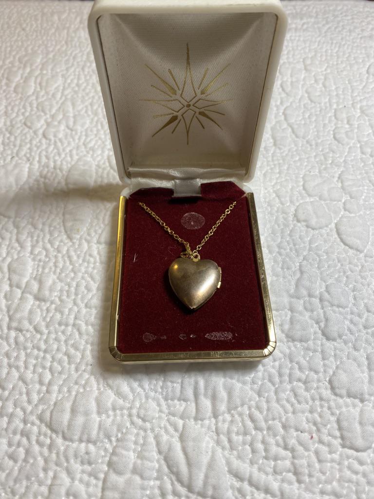 ANTIQUE GOLD LADIES HEART LOCKET NECKLACE: ANTIQUE GOLD LADIES HEART LOCKET NECKLACE. THIS LOT HAS NOT BEEN TESTED. COMES IN THE ORIGINAL BOX.