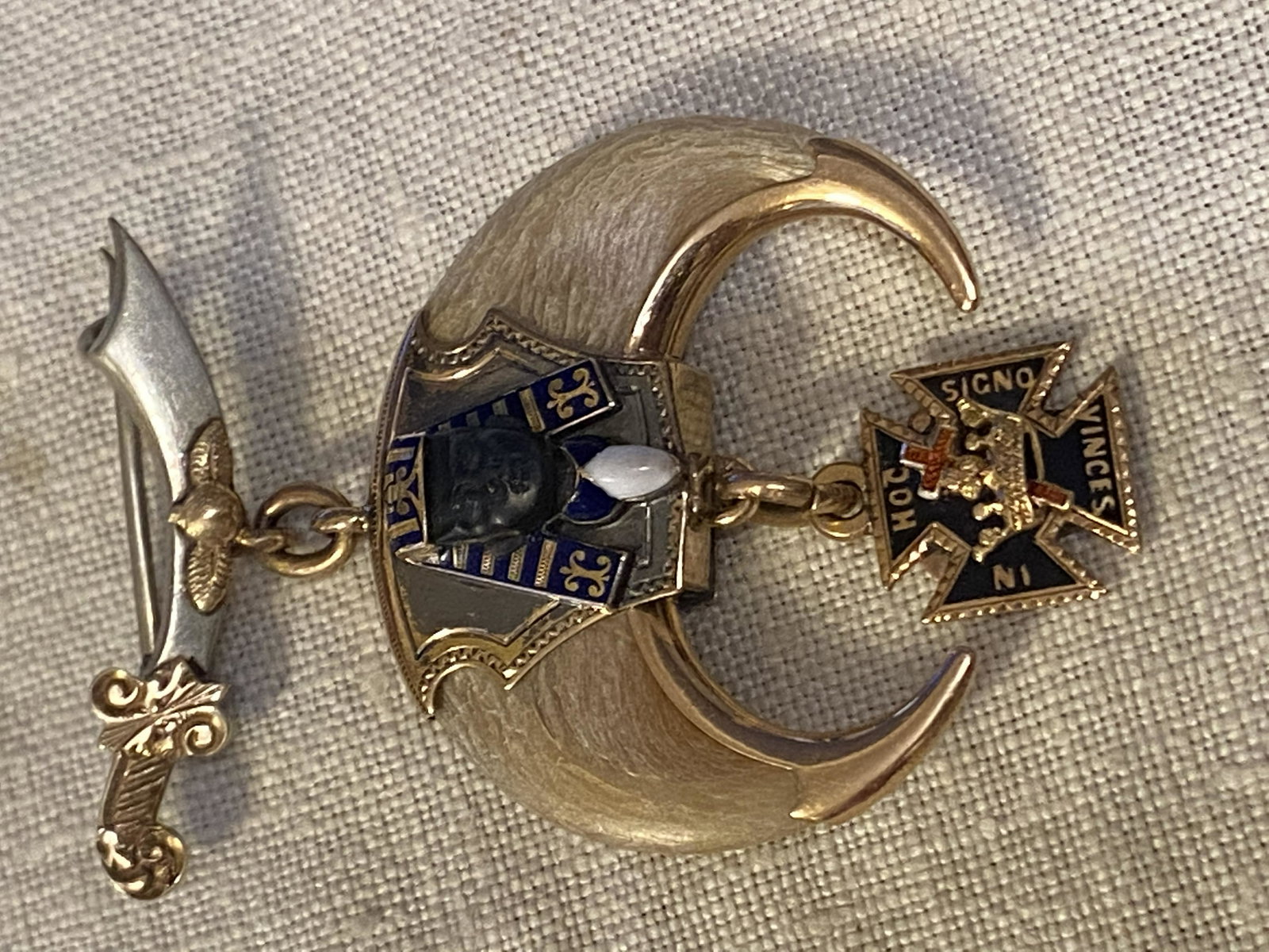 ANTIQUE 14K GOLD MASONIC CLAW PENDANT: ANTIQUE 14K GOLD MASONIC CLAW PENDANT. IN EXCELLENT OVERALL SHAPE AND CONDITION. A GREAT FIND!