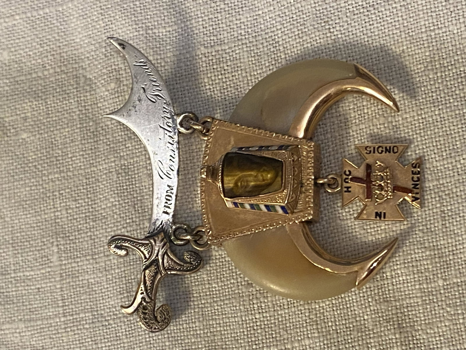 ANTIQUE MASONIC 14K GOLD CLAW PIN: ANTIQUE MASONIC 14K GOLD CLAW PIN. IN EXCELELNT SHAPE AND OVERALL CONDITION. A GREAT ADDITION TO YOUR COLLECTION.
