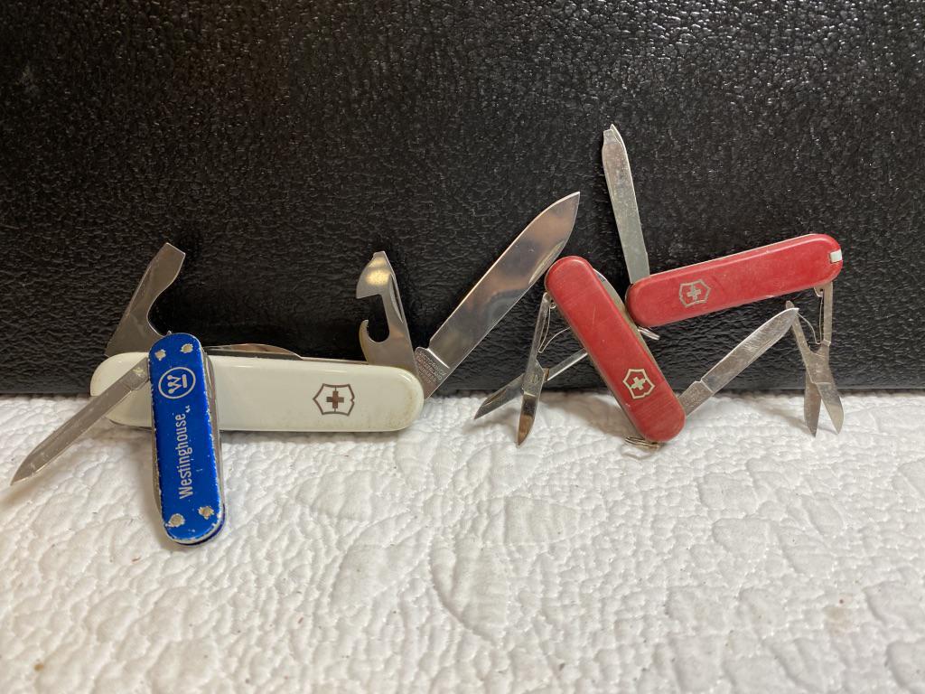 LOT OF (4) SWISS ARMY COLLECTIBLE POCKER KNIVES: LOT OF (4) SWISS ARMY COLLECTIBLE POCKER KNIVES