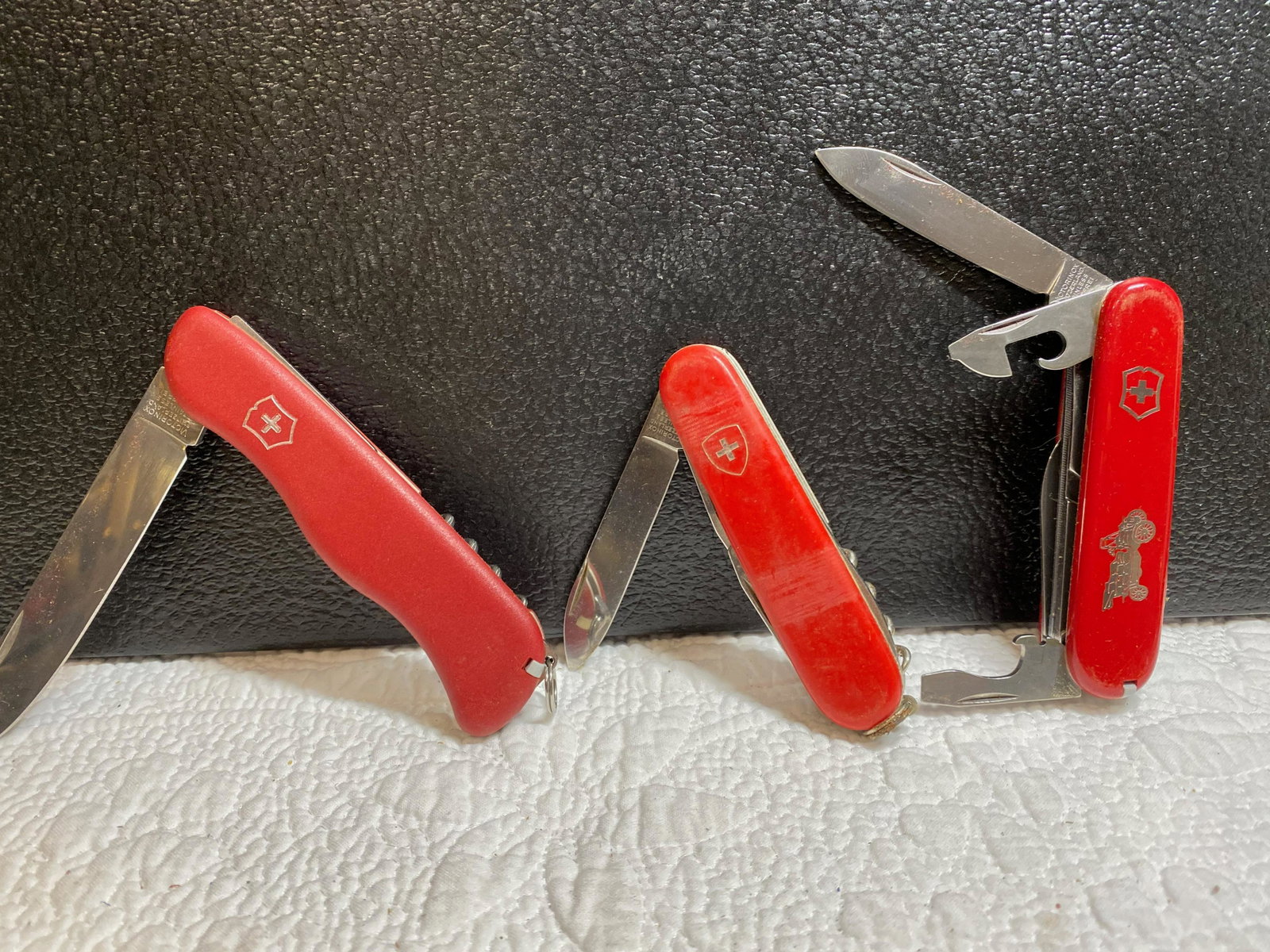 LOT OF (3) SWISS ARMY POCKET KNIVES: LOT OF (3) SWISS ARMY POCKET KNIVES. A GREAT ADDITION TO YOUR COLLECITON.