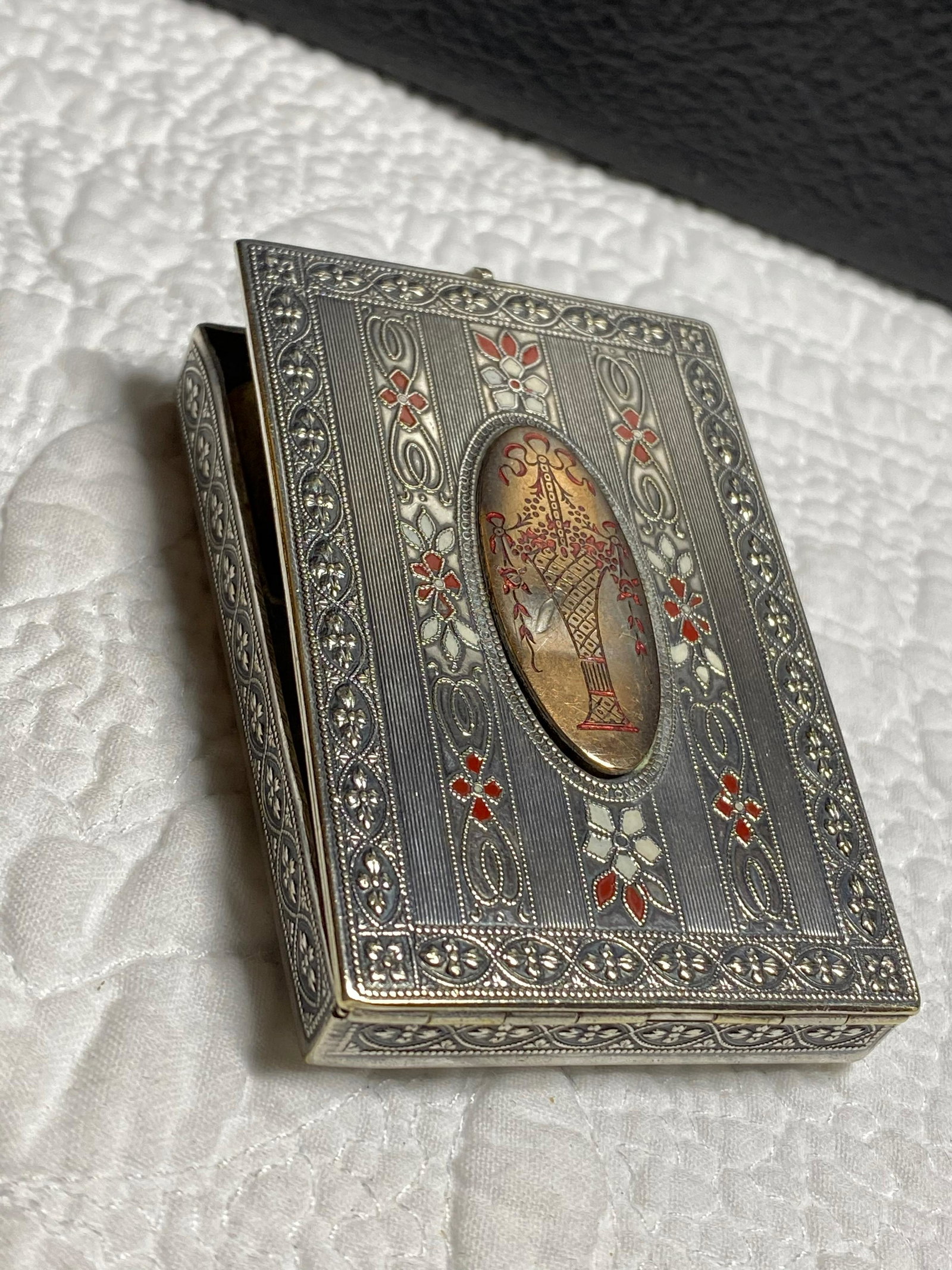 ANTIQUE SILVER LADIES COMPACT: ANTIQUE SILVER LADIES COMPACT. A GREAT ADDITION TO YOUR COLLECTION.