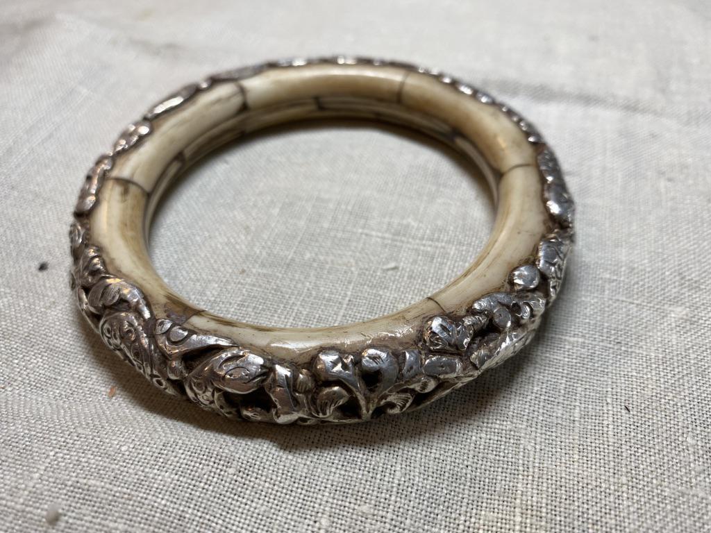 ANTIQUE STERLING SILVER BONE BRACELET: ANTIQUE STERLING SILVER BONE BRACELET. IN MINT OVERALL SHAPE AND CONDITION. MADE OF BONE AND INLAID WITH STERLING SILVER. A GREAT ADDITION TO YOUR COLLECTION.