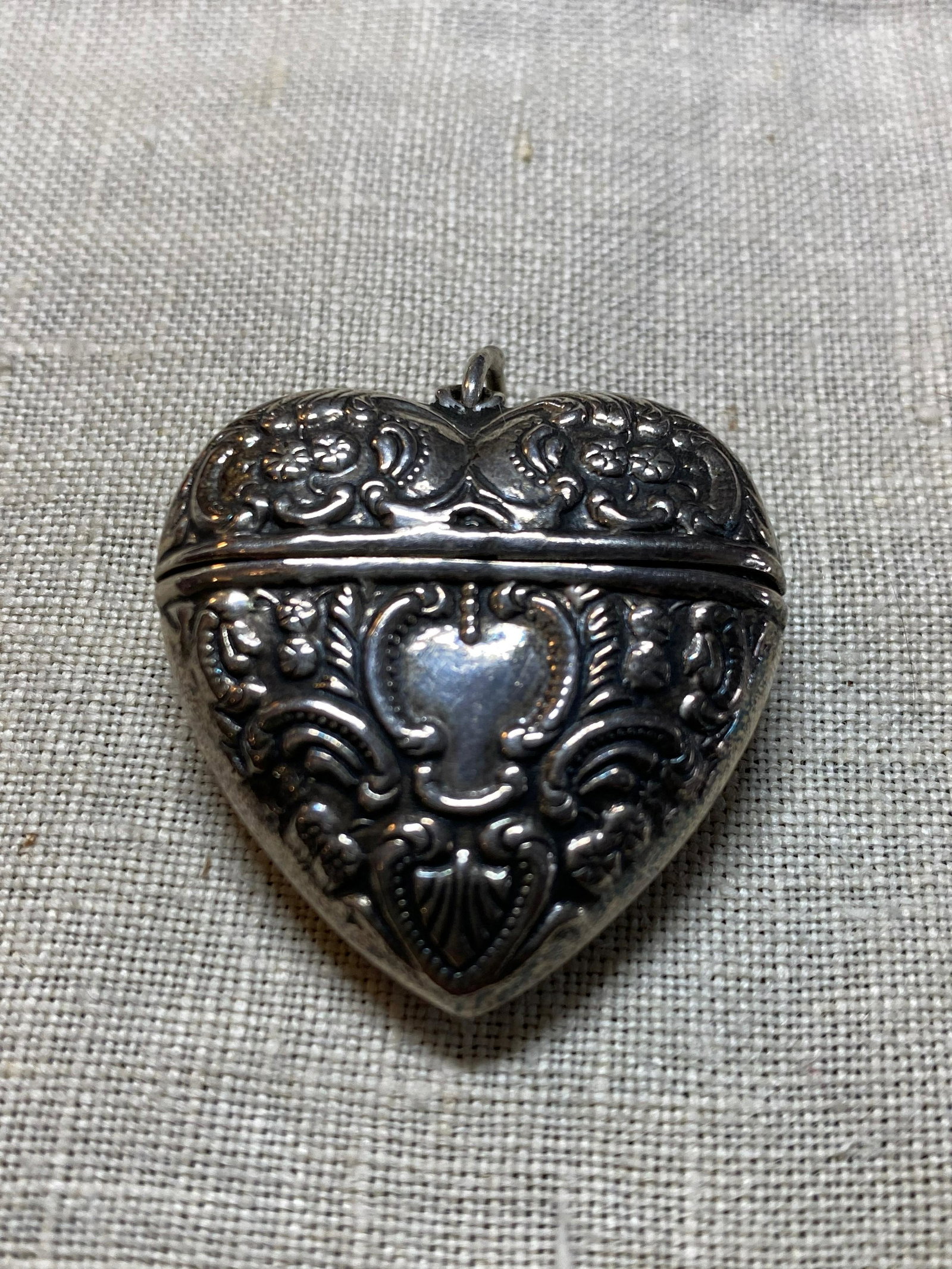 ANTIQUE STERLING SILVER HEART BOX PENDANT: ANTIQUE STERLING SILVER HEART BOX PENDANT. A GREAT ADDITION TO YOUR COLLECTION.