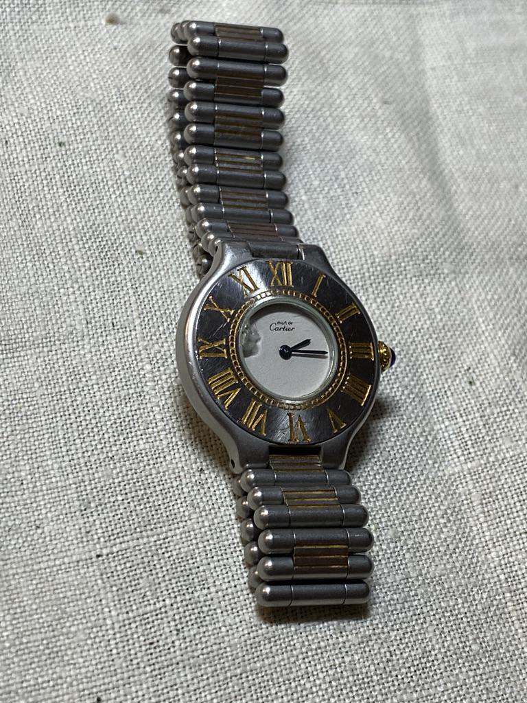 LADIES MUST DE CARTIER GOLD & S/S QUARTZ WATCH: LADIES MUST DE CARTIER GOLD & S/S QUARTZ WATCH. THE SIDE GLASS IS BROKEN. THIS WATCH IS STAINLESS STEEL AND GOLD. A GREAT ADDITION TO YOUR COLLECTION.