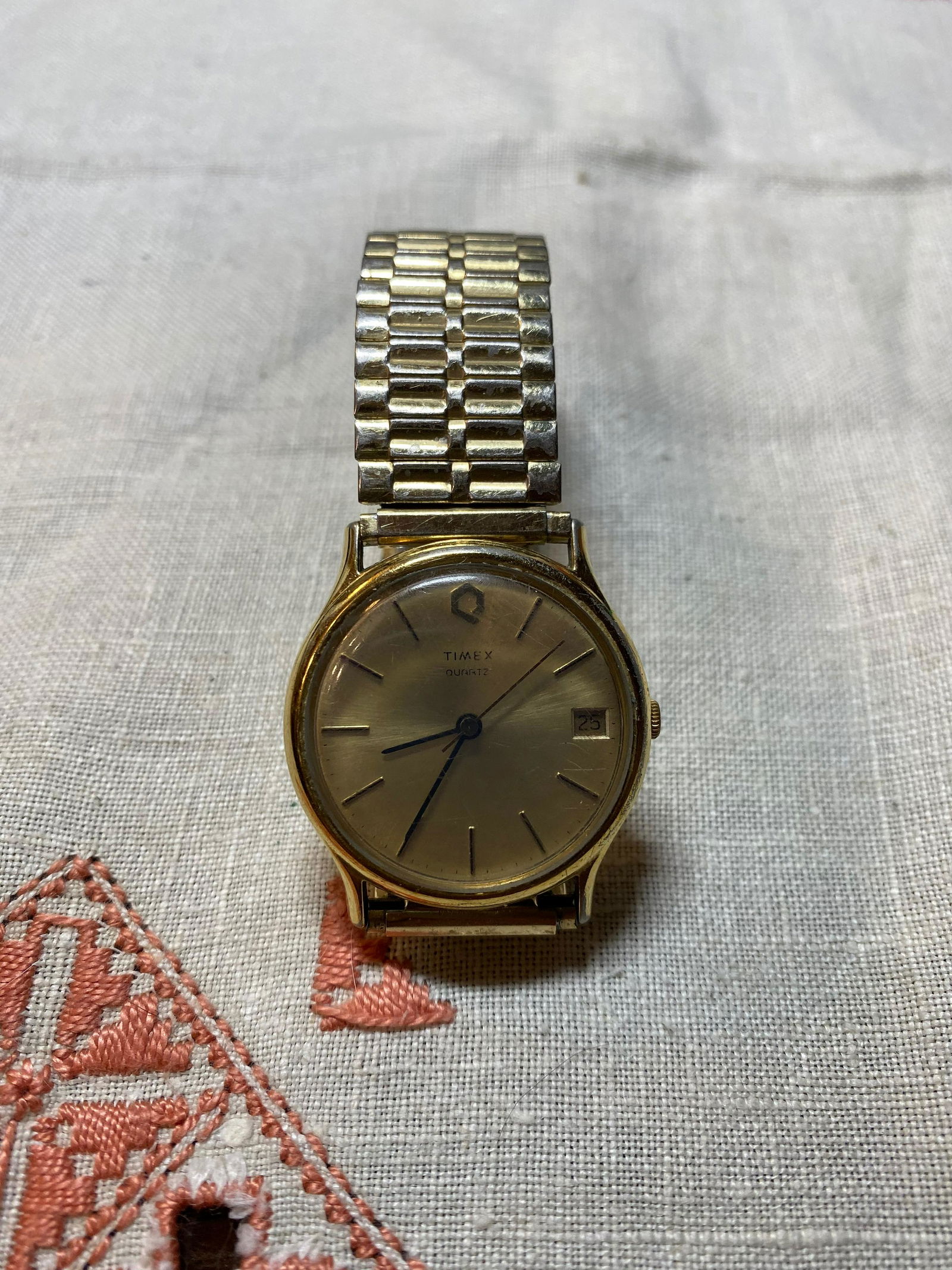 VINTAGE TIMEX QUARTZ MENS WATCH: VINTAGE TIMEX QUARTZ MENS WATCH. A GREAT ADDITION TO YOUR COLLECTION.