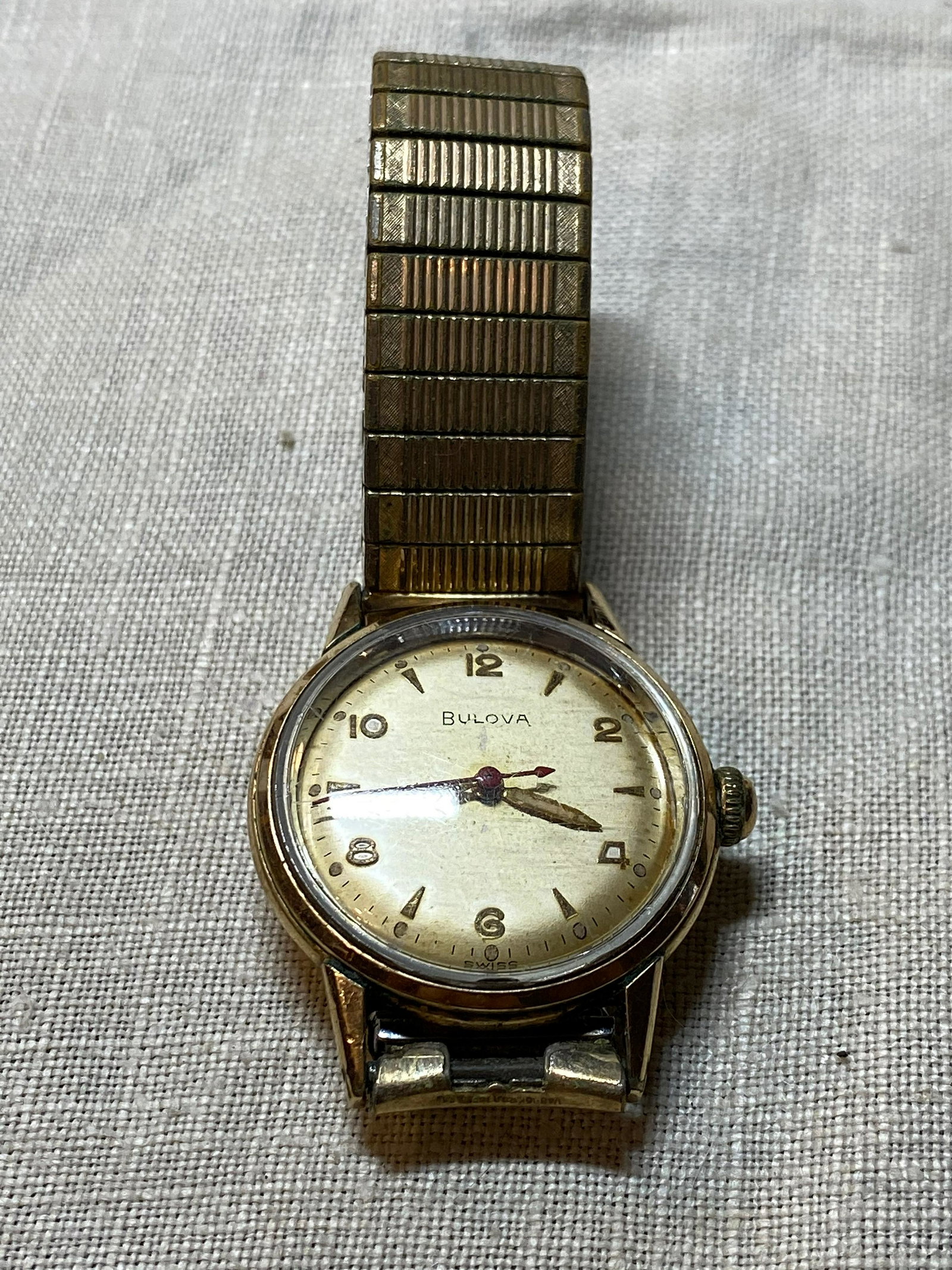 VINTAGE BULOVA MILITARY MENS WRISTWATCH: VINTAGE BULOVA MILITARY MENS WRISTWATCH. MIGHT NEED SERVICING. PLEASE VIEW PICTURES.