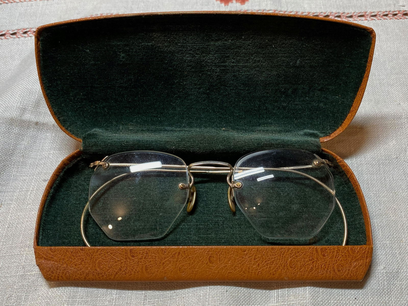 ANTIQUE MENS GLASSES WITH ORIG. CASE: ANTIQUE MENS GLASSES WITH ORIG. CASE. A GREAT ADDITION TO YOUR COLLECTION.