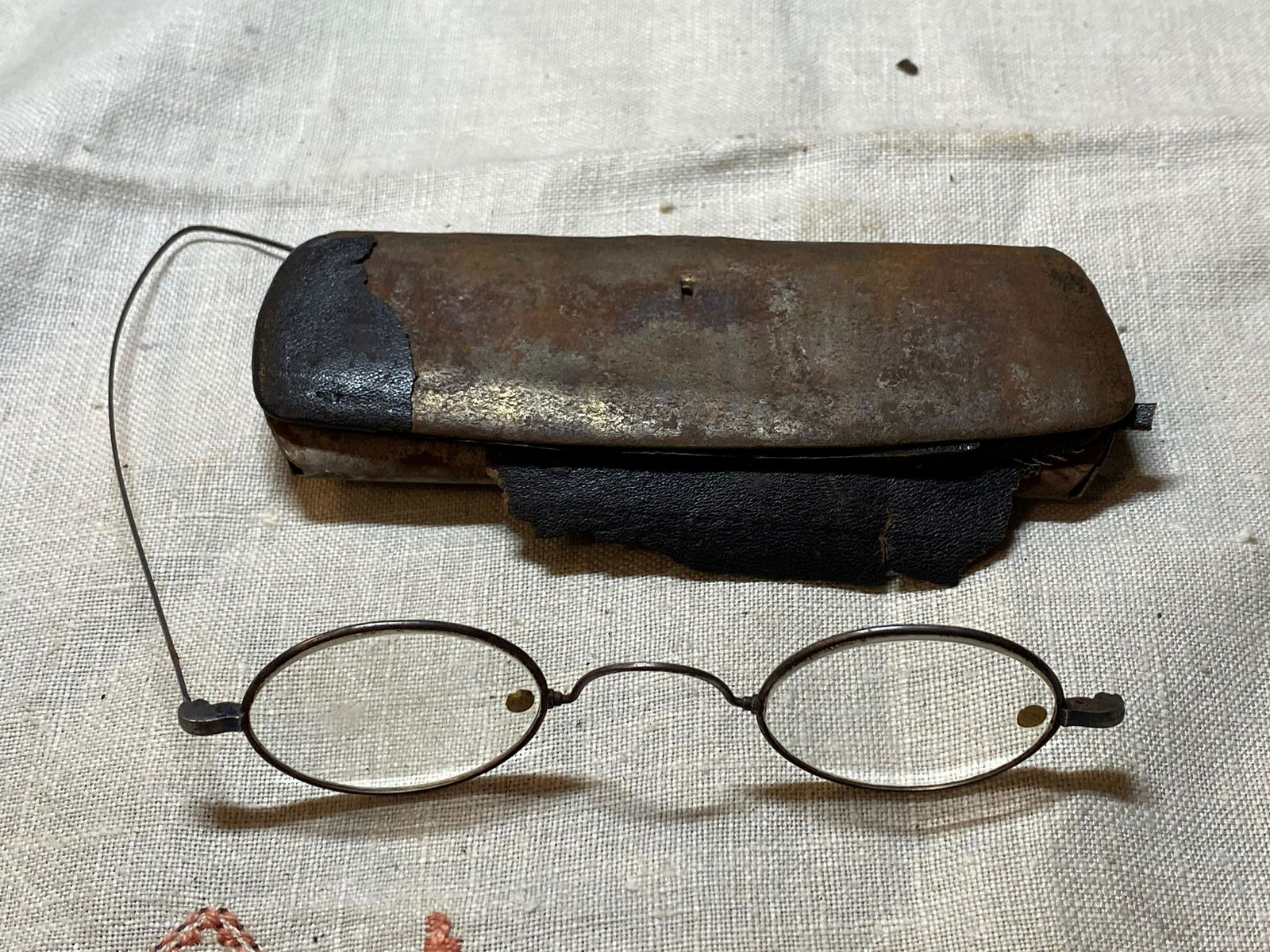 ANTIQUE CIVIL WAR ERA GLASSES WITH CASE: ANTIQUE CIVIL WAR ERA GLASSES WITH CASE. A GREAT FIND AND AN EXCELLENT ADDITION TO YOUR COLLECTION.