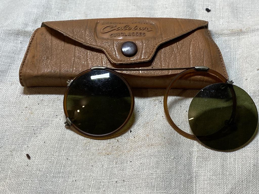 VINTAGE CALOBAR SUNGLASSES WITH ORIG. CASE: VINTAGE CALOBAR SUNGLASSES WITH ORIG. CASE
