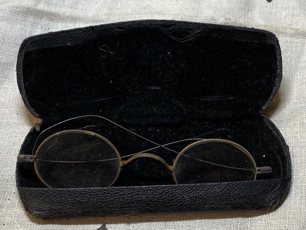 ANTIQUE CIVIL WAR ERA GLASSES WITH CASE: ANTIQUE CIVIL WAR ERA GLASSES WITH CASE. A GREAT FIND AND AN EXCELLENT ADDITION TO YOUR COLLECTION.