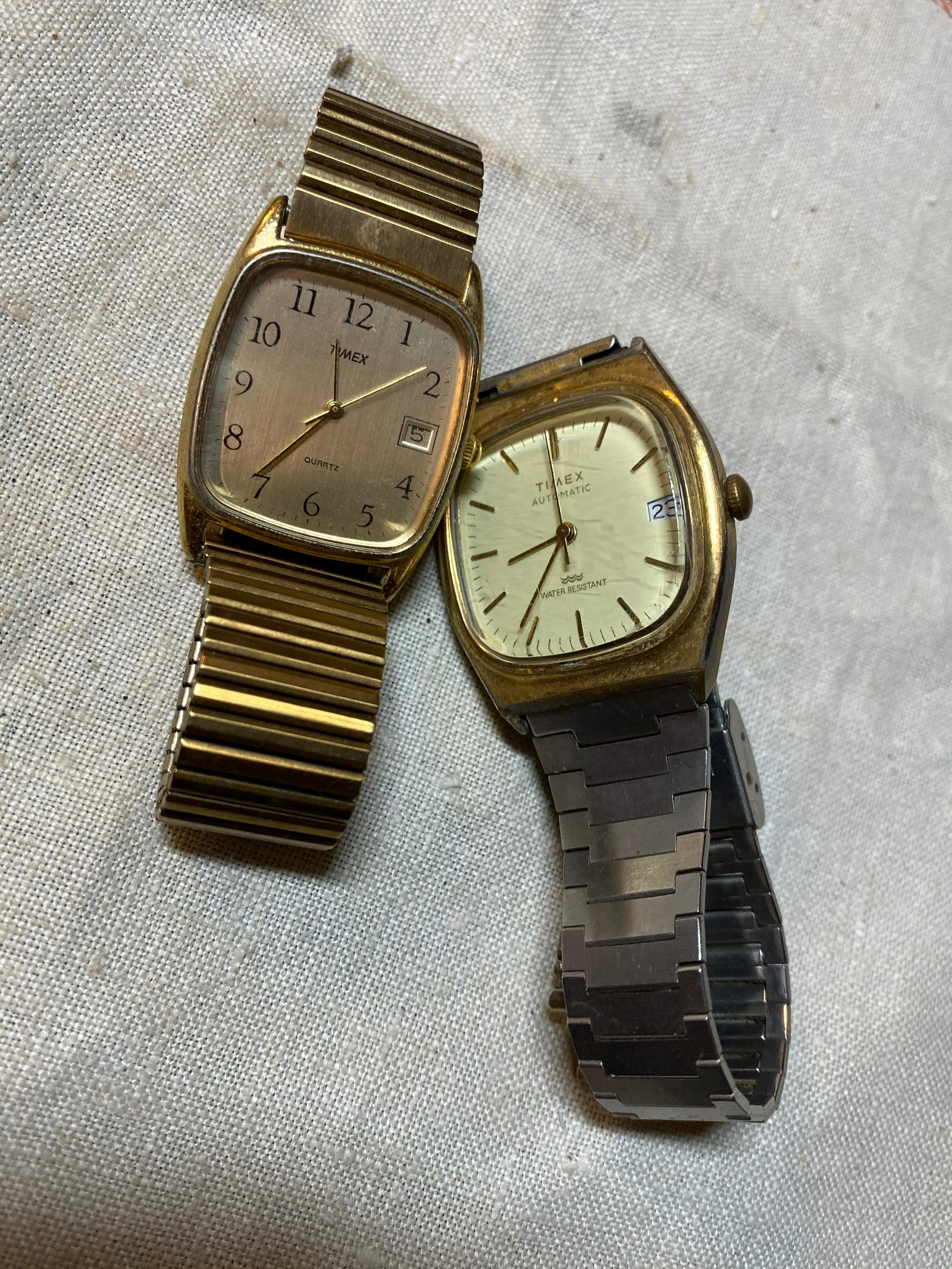 LOT OF (2) TIMEX WRISTWATCHES: LOT OF (2) TIMEX WRISTWATCHES. MIGHT NEED SERVICING.