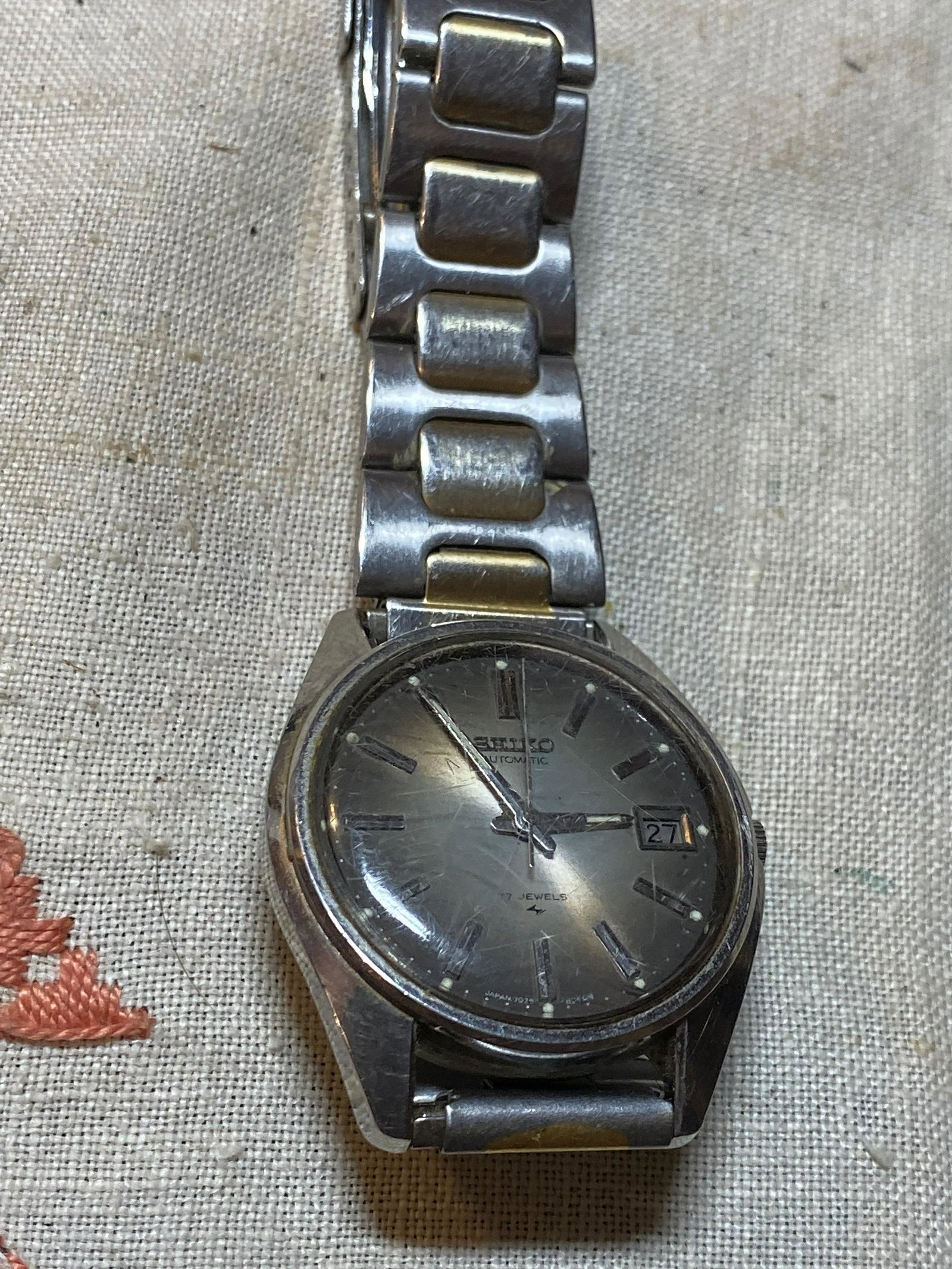 MENS SEIKO AUTOMATIC WRISTWATCH: MENS SEIKO AUTOMATIC WRISTWATCH. A GREAT FIND AND AN EXCELLENT ADDITION TO YOUR COLLECTION. MIGHT NEED TO BE SERVICED.