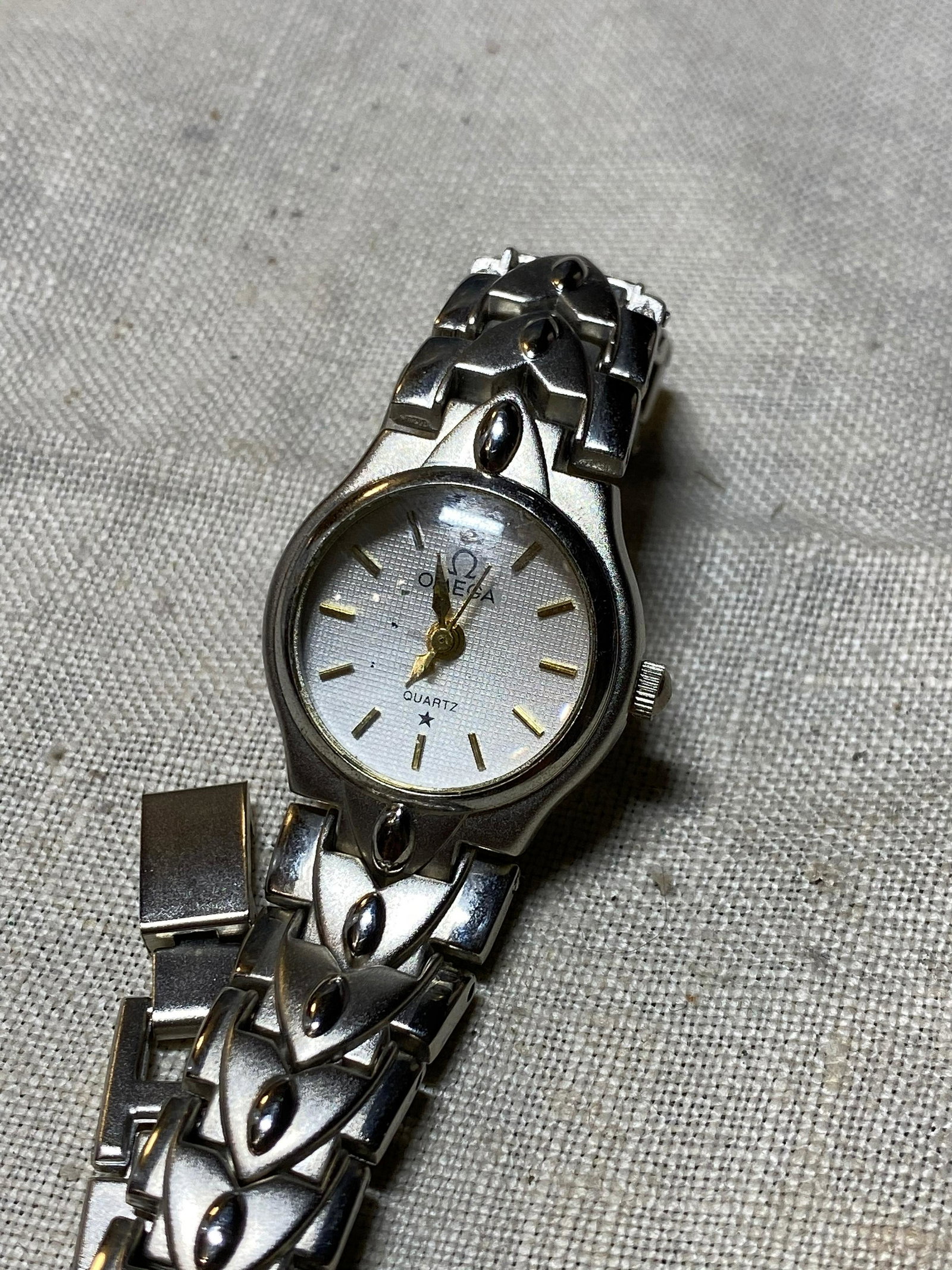 VINTAGE OMEGA QUARTZ WATCH - UNAUTHENTICATED: VINTAGE OMEGA QUARTZ WATCH - UNAUTHENTICATED. SOLD AS-IS. MIGHT NEED SERVICING/BATTERIES.