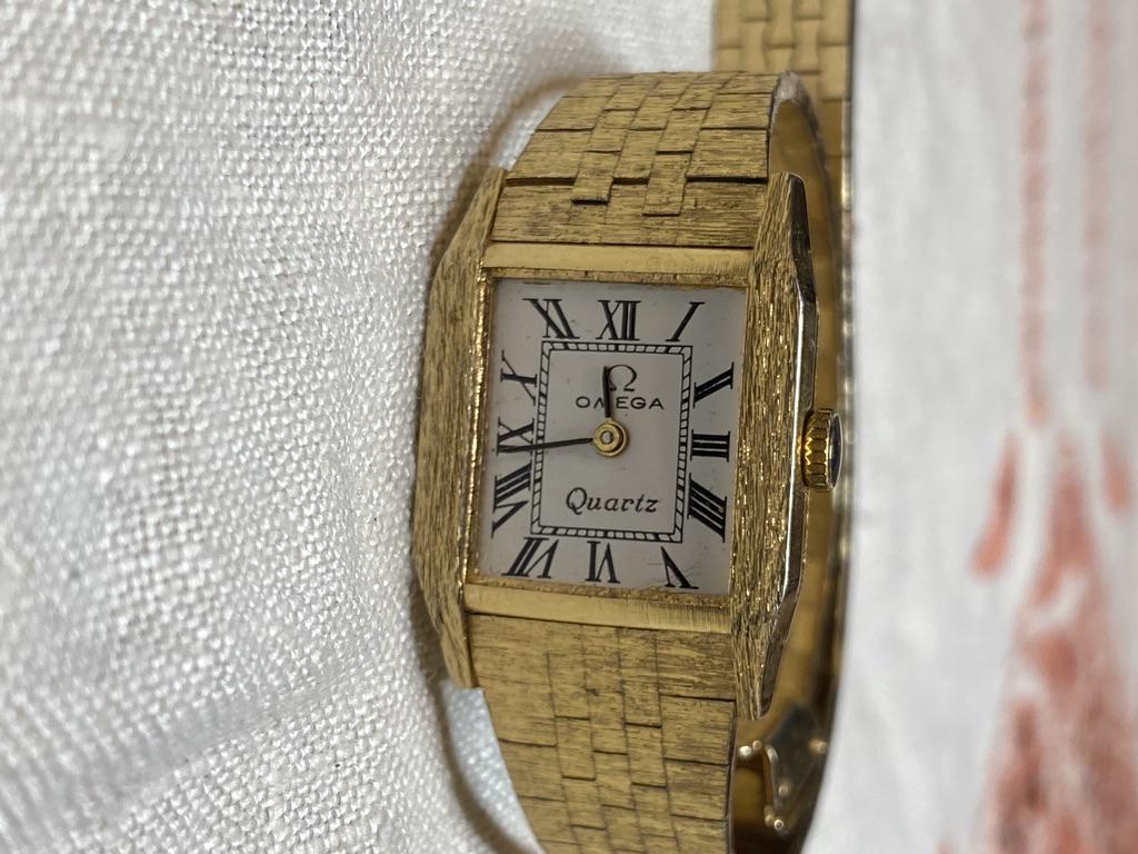 MARKED 18K GOLD OMEGA WATCH: MARKED 18K GOLD OMEGA WATCH. PLEASE VIEW ALL DETAILED PICTURES. THIS LOT IS NOT TESTED OR AUTHENTICATED.