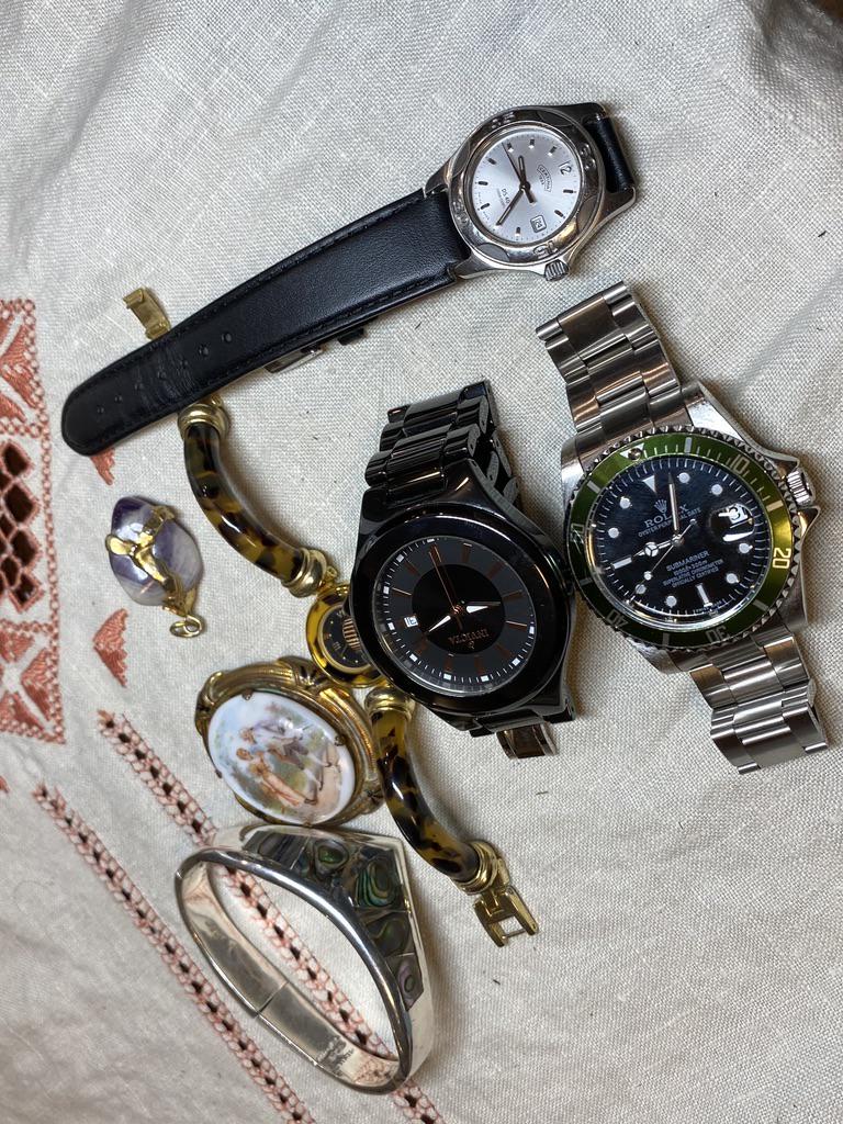 LOT OF WATCHES INCLUDES ROLEX HULK: LOT OF WATCHES INCLUDES ROLEX HULK. THIS LOT INCLUDES A ROLEX WATCH. THESE WATCHES ARE UN-AUTHENTICATED. SELLING AS-IS. PLEASE VIEW PICTURES.