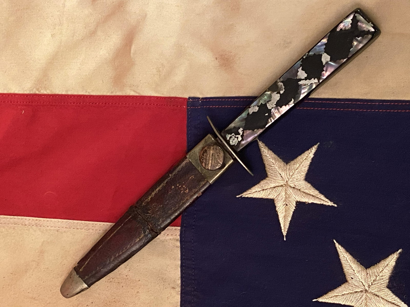 CIVIL WAR ETCHED BLADE OFFICERS BOWIE DIRK DAGGER: CIVIL WAR ETCHED BLADE OFFICERS BOWIE DIRK DAGGER. THIS IS A VERY RARE FIND. PROBABLY USED AS A BOOT KNIFE DURING THE CIVIL WAR TIME PERIOD. HAS A NICE DOUBLE ETCHED ON ONE SIDE THAT STATES "NEVER DRA