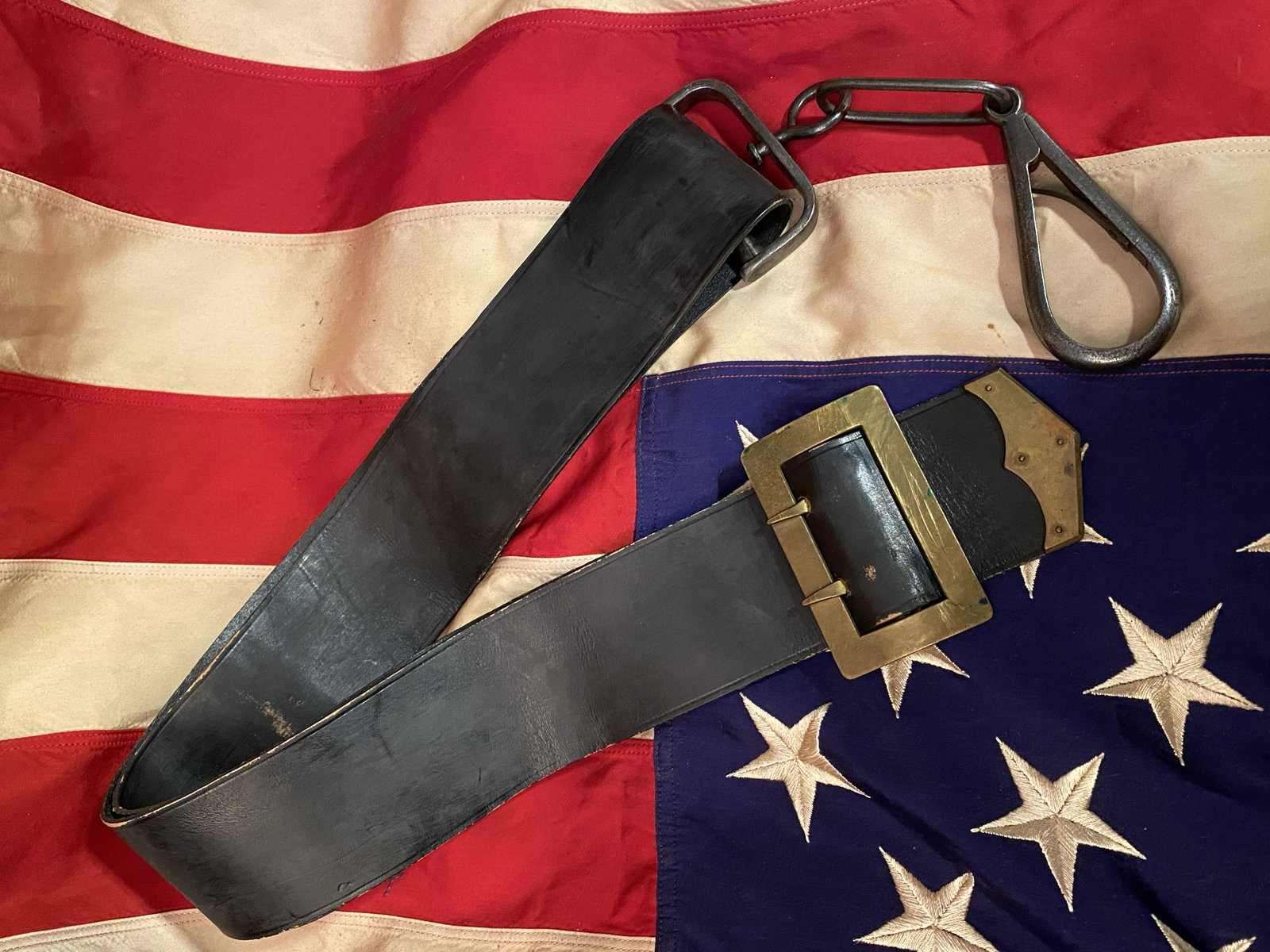 RARE CIVIL WAR U.S. CONFEDERATE CARBINE SLING: RARE CIVIL WAR U.S. CONFEDERATE CARBINE SLING. IN EXCELLENT SHAPE AND OVERALL CONDITION WITH A BEAUTIFUL OVERALL PATINA. THIS SLING HAS THE MAKER MARKS ON IT. A GREAT FIND AND AN EXCELLENT ADDITION TO