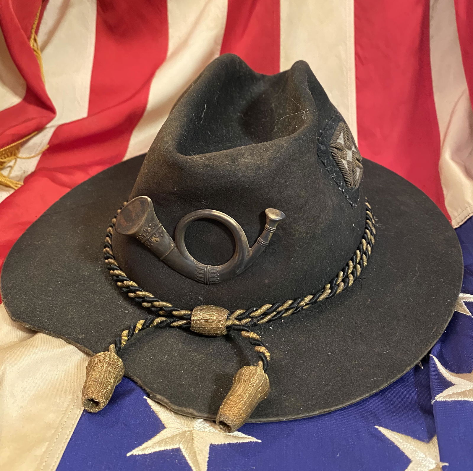 AUTH. CIVIL WAR UNION 5TH INFANTRY CROPS SLOUCH HAT CAP: AUTH. CIVIL WAR UNION 5TH INFANTRY CROPS SLOUCH HAT CAP. THIS IS A VERY RARE FIND AND IN BATTLE USED SHAPE AND OVERALL CONDITION. HAS THE 5TH CROPS INSIGNIA ON THE SIDE WITH THE INFANTRY HORN ON THE F