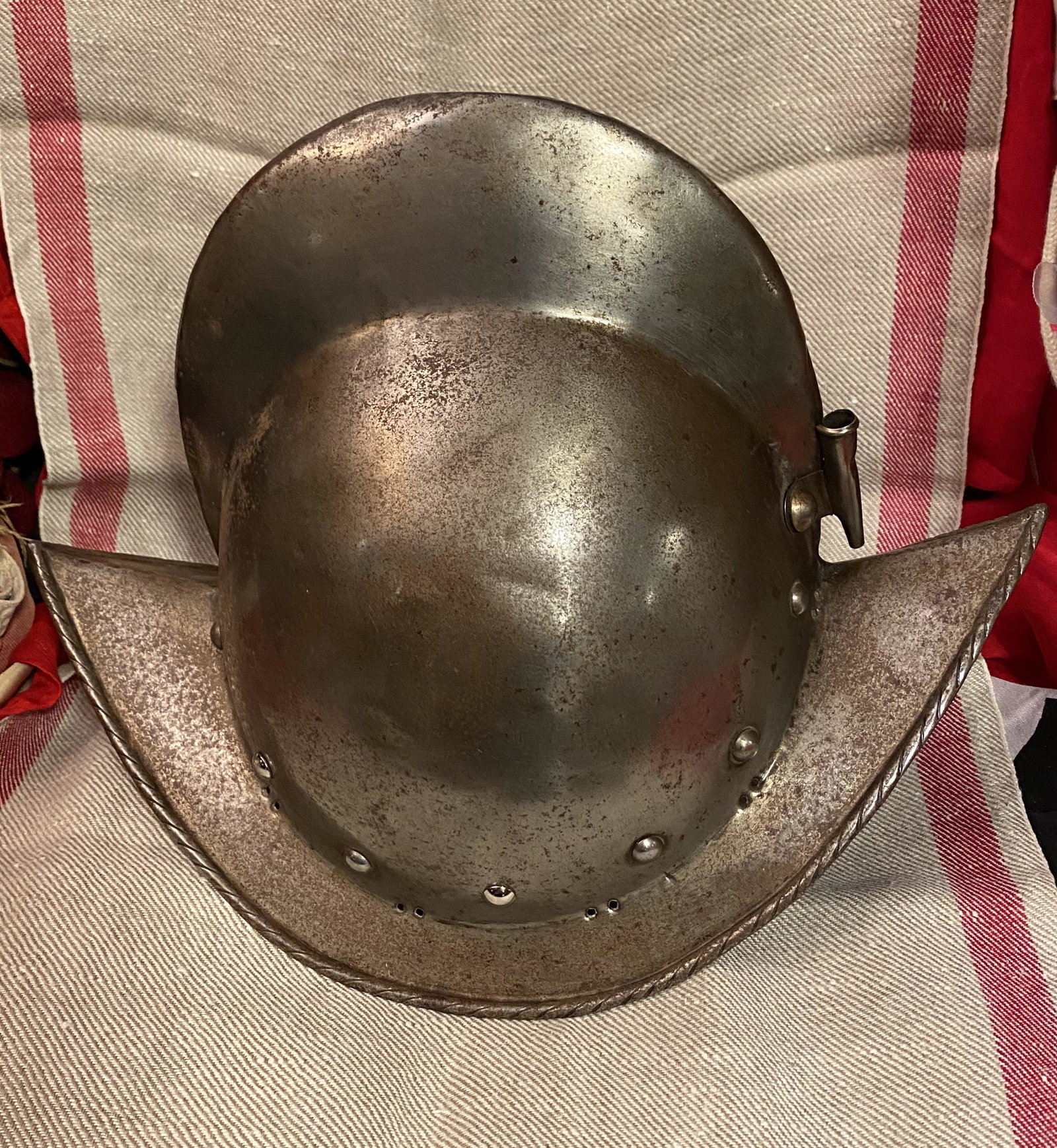 ANTIQUE 17TH CENT. VIKING HELMET: ANTIQUE 17TH CENT. VIKING HELMET. IN MINT OVERALL SHAPE AND CONDITION, FEATURING A BEAUTIFUL OVERALL PATINA. THIS HLEMET IS VERY WELL MADE AND AN ANTIQUE ITEM. RARE AND VERY UNIQUE DESIGN. WOULD LOOK 