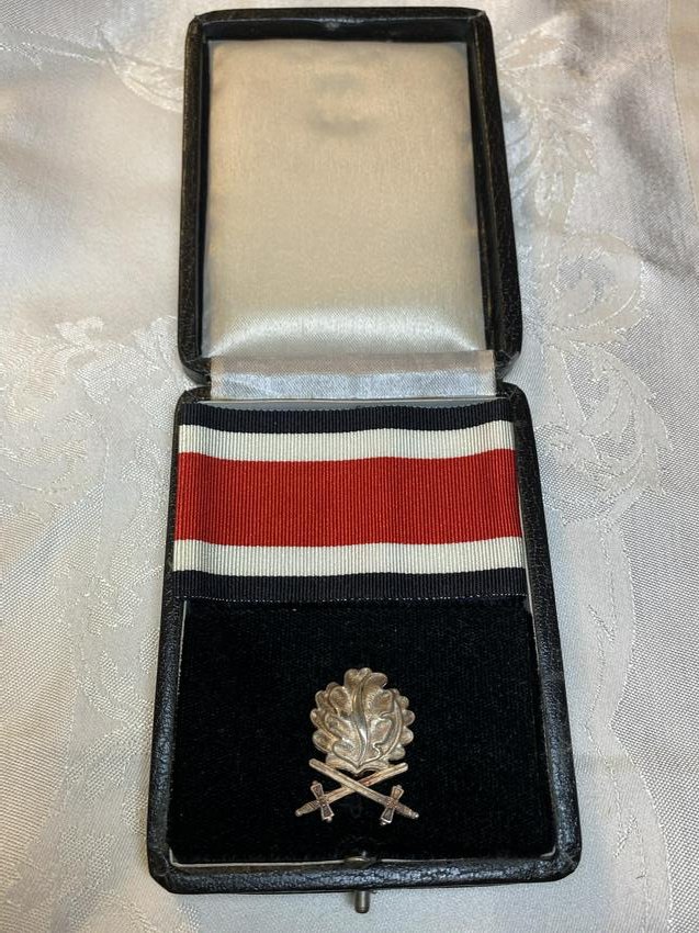RARE WW2 GERMAN 800 SILVER OAK LEAVES BADGE W/CASE: RARE WW2 GERMAN 800 SILVER OAK LEAVES BADGE W/CASE. THIS BADGE WITH RIBBON IS IN EXCELLENT SHAPE AND MINT OVERALL CONDITION WITH A BEAUTIFUL OVERALL PATINA. THE BADGE HAS MAKER MARKS L-12 FRANK REIF S