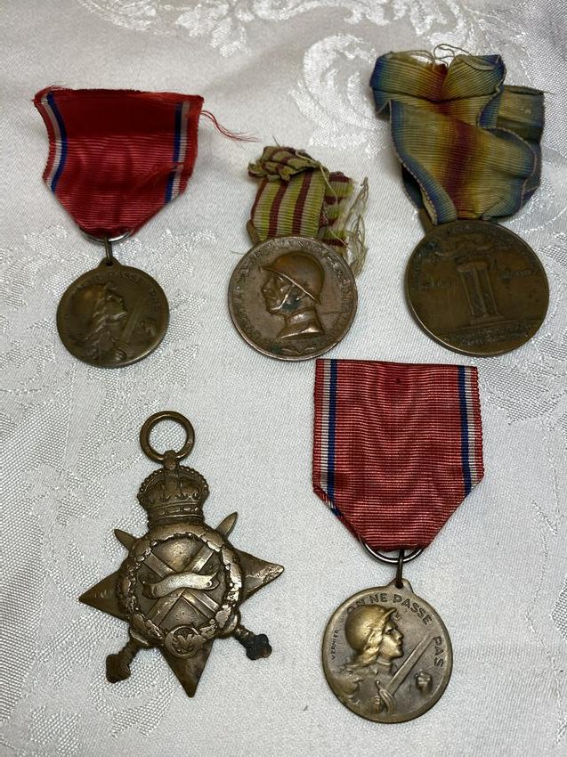 LOT OF (5) WW1 GERMAN PRUSSIAN MEDALS: LOT OF (5) WW1 GERMAN PRUSSIAN MEDALS. IN MINT OVERALL SHAPE AND CONDITION. PLEASE VIEW PICTURES. VARIOUS TYPES OF DIFFERENT MEDALS. A GREAT FIND AND AN EXCELLENT ADDITION TO YOUR COLLECTION.