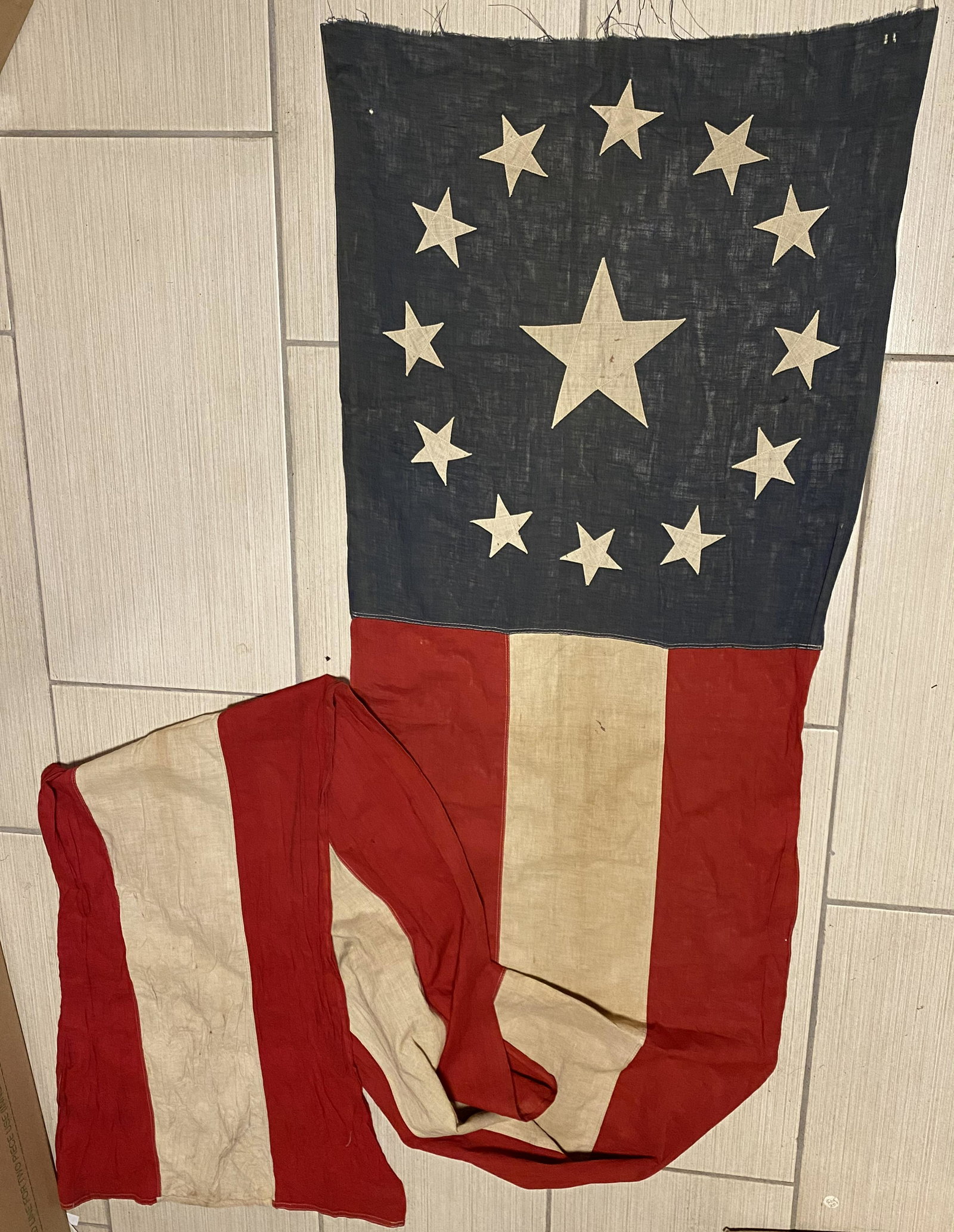 RARE CIVIL WAR CONFEDERATE 13 STARS LONG FLAG: RARE CIVIL WAR CONFEDERATE 13 STARS LONG FLAG. IT IS IN EXCELLENT SHAPE AND MINT OVERALL CONDITION WITH A BEAUTIFUL OVERALL PATINA. THIS LONG FLAG HAS 13 STARS ON IT. IT IS APPROX. 10FT LONG BY 21 INC