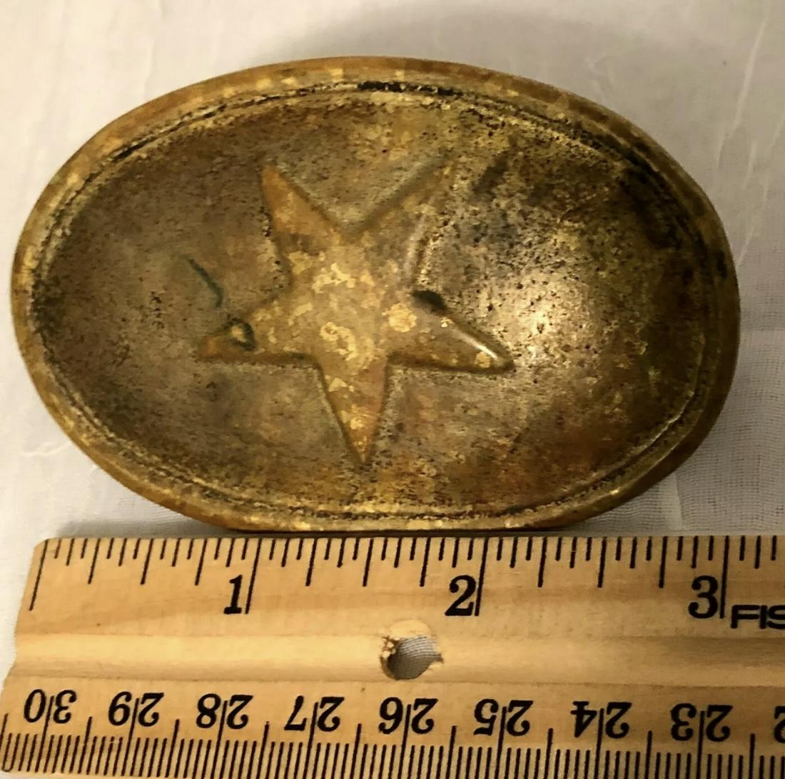 RARE CIVIL WAR CONFEDERATE TEXAS BELT BUCKLE: RARE CIVIL WAR CONFEDERATE TEXAS BELT BUCKLE. IN MINT OVERALL SHAPE AND CONDITION WITH A BEAUTIFUL OVERALL PATINA. A GREAT FIND AND AN EXCELLENT ADDITION TO YOUR COLLECTION.