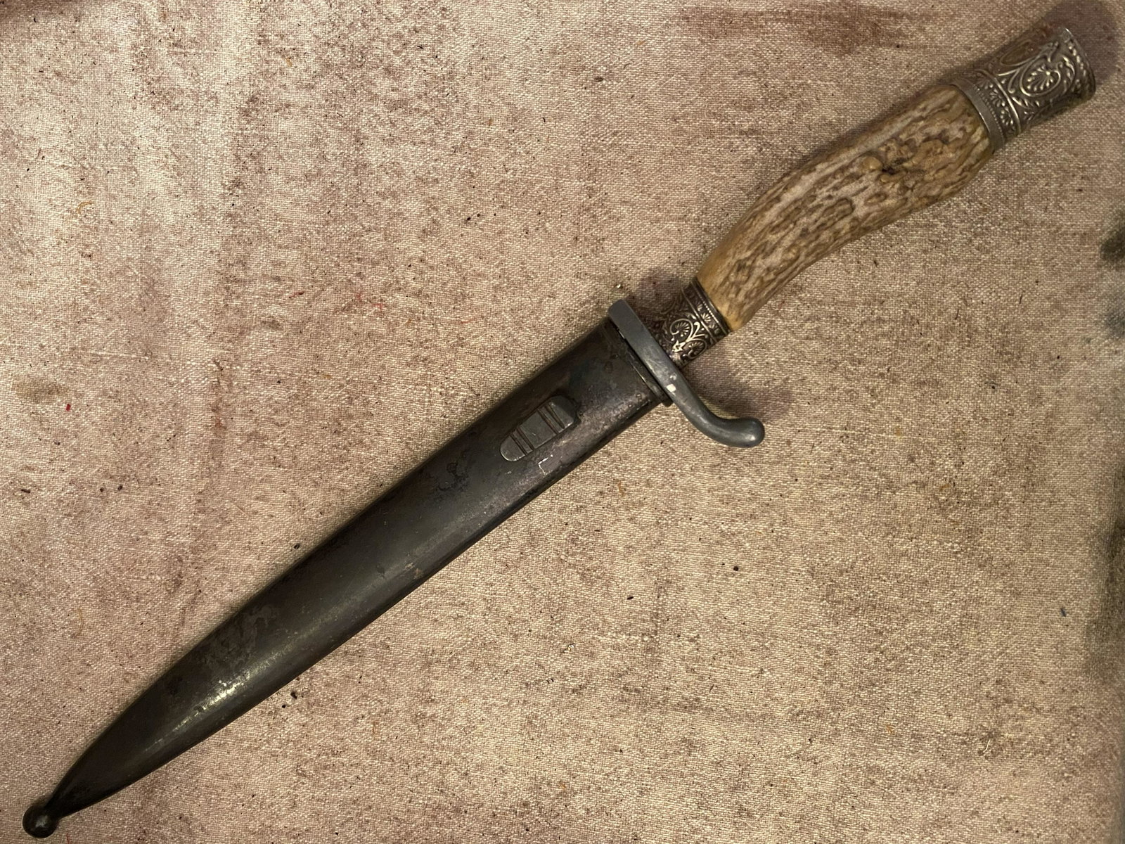 WW1 GERMAN SOLINGEN HUNTING BONE HANDLE DAGGER: WW1 GERMAN SOLINGEN HUNTING BONE HANDLE DAGGER. IN MINT OVERALL SHAPE AND CONDITION WITH A BEAUTIFUL OVERALL PATINA. MARKED SOLINGEN WITH MAKER MARKS ON THE BLADE. BEAUTIFULLY DECORATED BONE HANDLE. A