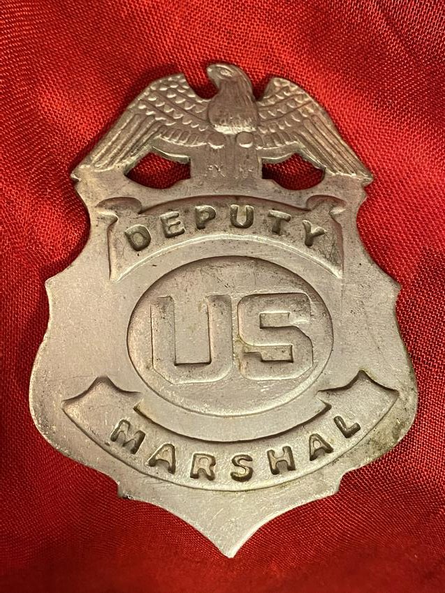 ANTIQUE DEPUTY U.S. MARSHAL POLICE BADGE: ANTIQUE DEPUTY U.S. MARSHAL POLICE BADGE. IN MINT OVERALL SHAPE AND CONDITION WITH A BEAUTIFUL OVERALL PATINA. PLEASE VIEW ALL DETAILED PICTURES. A GREAT FIND AND AN EXCELLENT ADDITION TO YOUR COLLECT