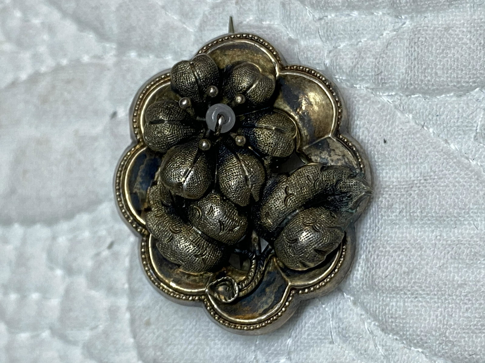 ANTIQUE EDWARDIAN 10K GOLD BROOCH: ANTIQUE EDWARDIAN 10K GOLD BROOCH. IN MINT OVERALL SHAPE AND CONDITION. A GREAT ADDITION TO YOUR COLLECTION.