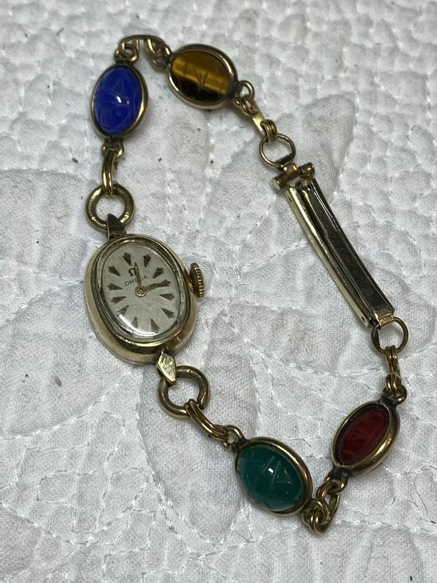VINTAGE OMEGA GOLD FILLED WATCH W/SCARAB BRACELET: VINTAGE OMEGA GOLD FILLED WATCH W/SCARAB BRACELET. THIS WATCH KEEPS TIME. PLEASE VIEW PICTURES. A GREAT ADDITION TO YOUR COLLECTION.
