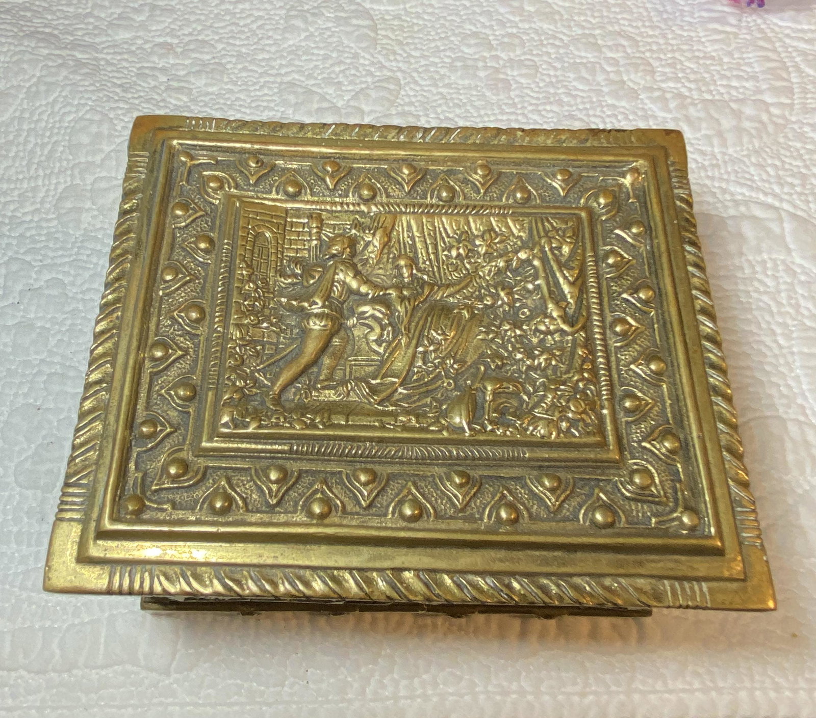 ANTIQUE SCENIC DESIGNED JEWELRY CASE: ANTIQUE SCENIC DESIGNED JEWELRY CASE. IN MINT OVERALL SHAPE AND CONDITION. A GREAT FIND AND AN EXCELLENT ADDITION TO YOUR COLLECTION.